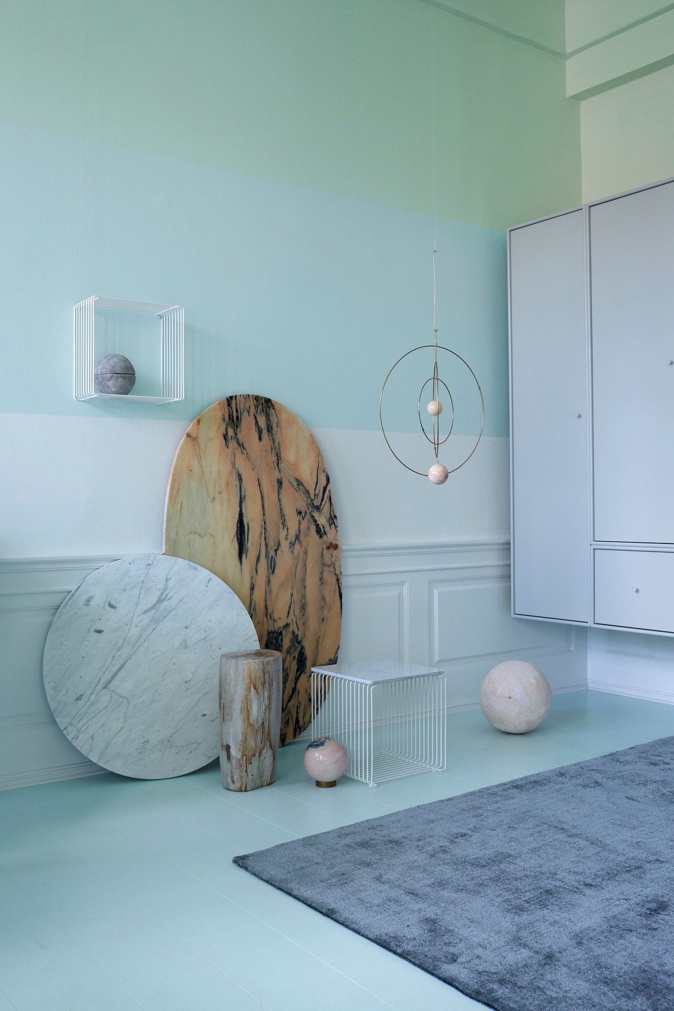 Montana Panton Wire Cube als Beistelltisch/Couchtisch in weißem Drahtdesign, Teil einer modernen Raumgestaltung.