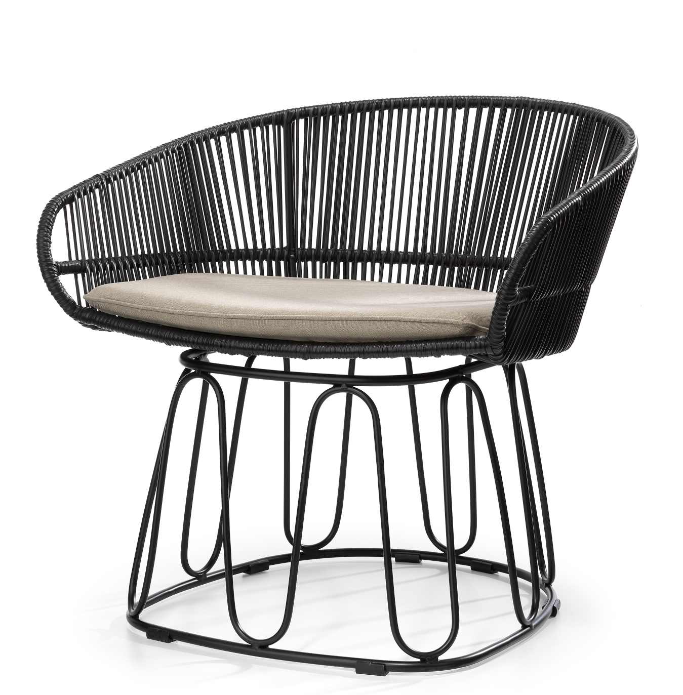 Schwarzer Circo Lounge Chair von ames mit beigem Kissen für den Outdoor-Bereich.