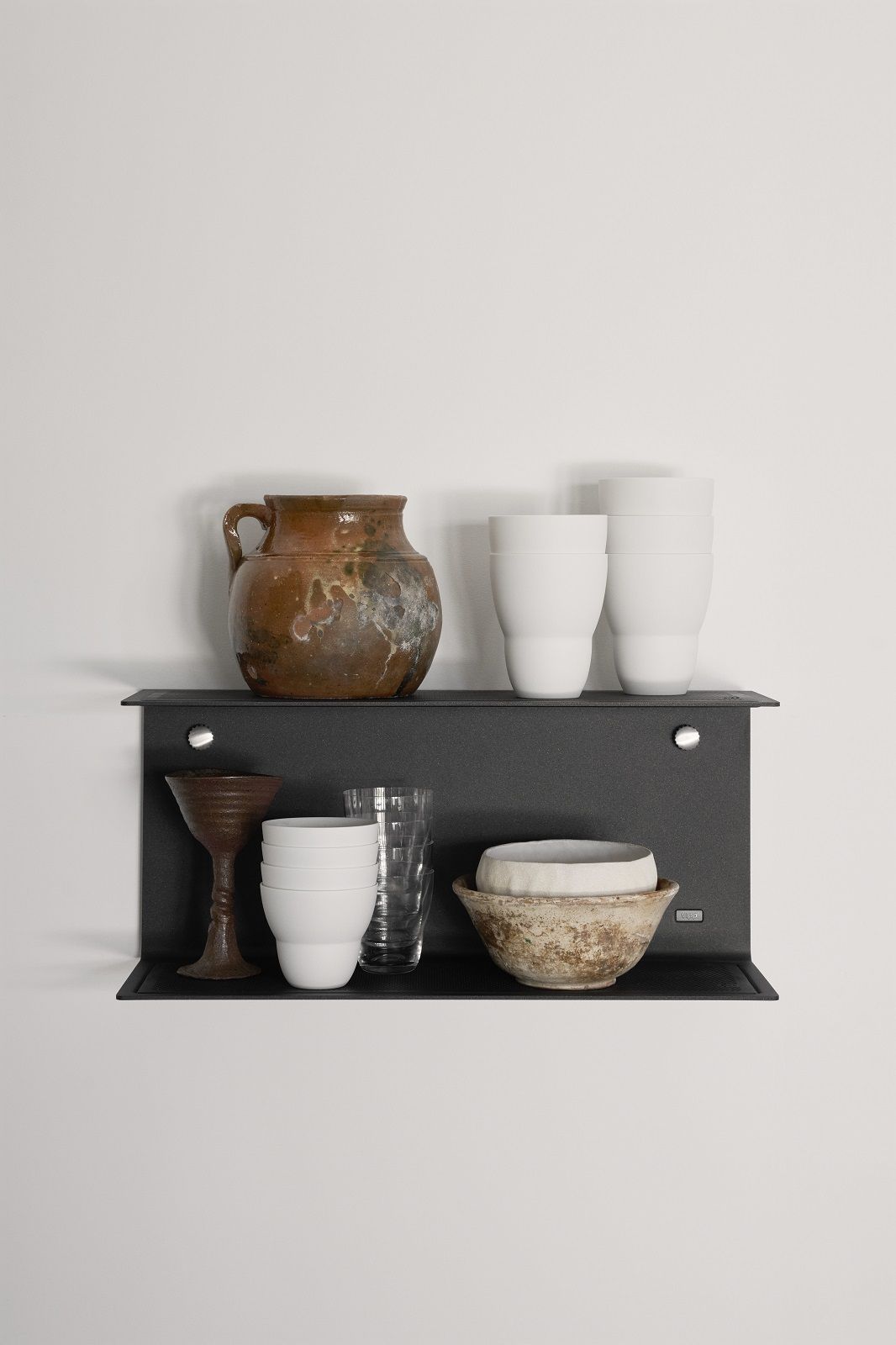 Schwarzes Vipp Wandregal in U-Form mit Keramik, Gläsern und Schalen dekoriert, modernes skandinavisches Design für Wohnzimmer und Küche.