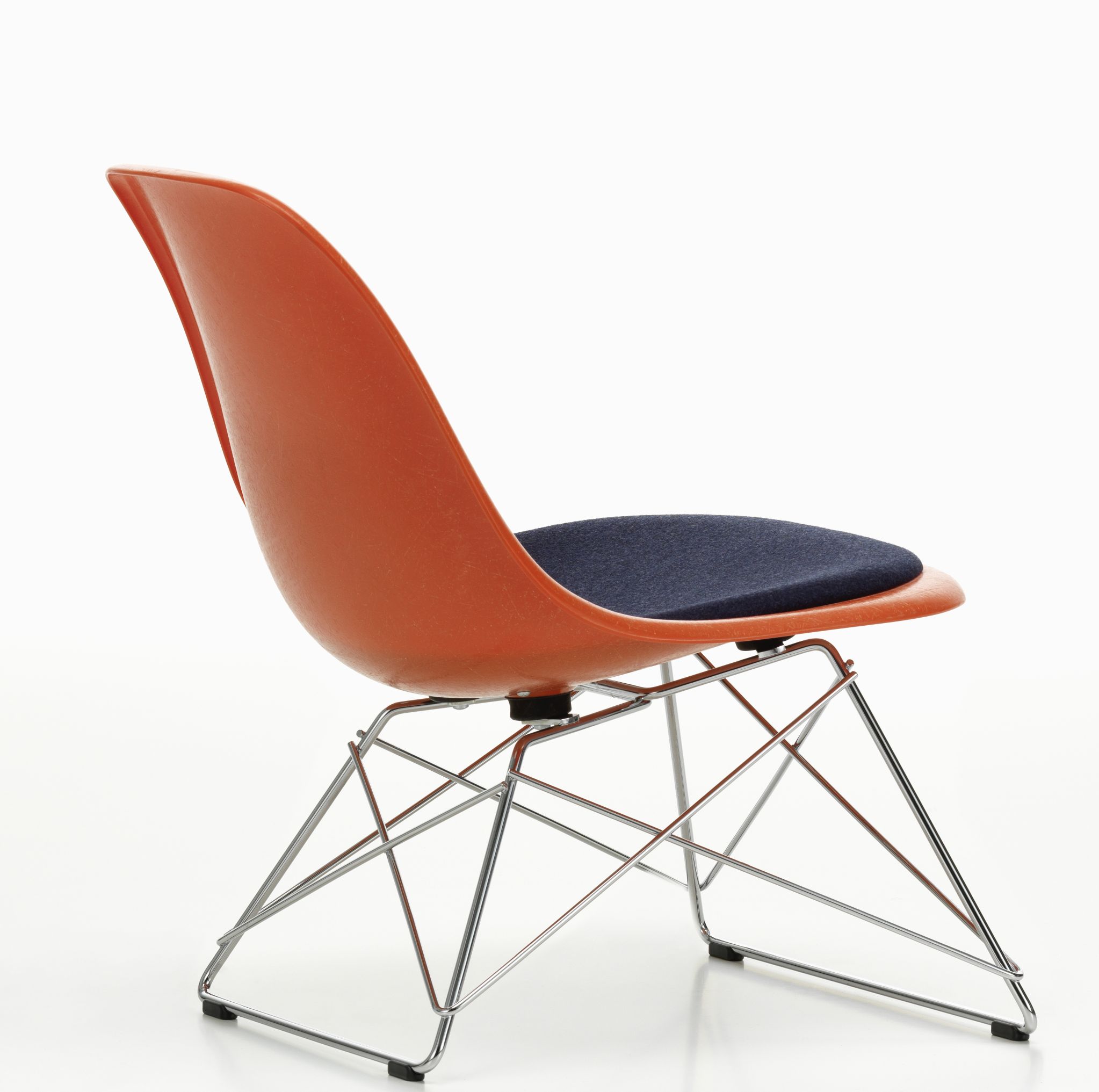 Eames Plastic Side Chair LSR Stuhl von Vitra in Orange mit blauem Sitzpolster.