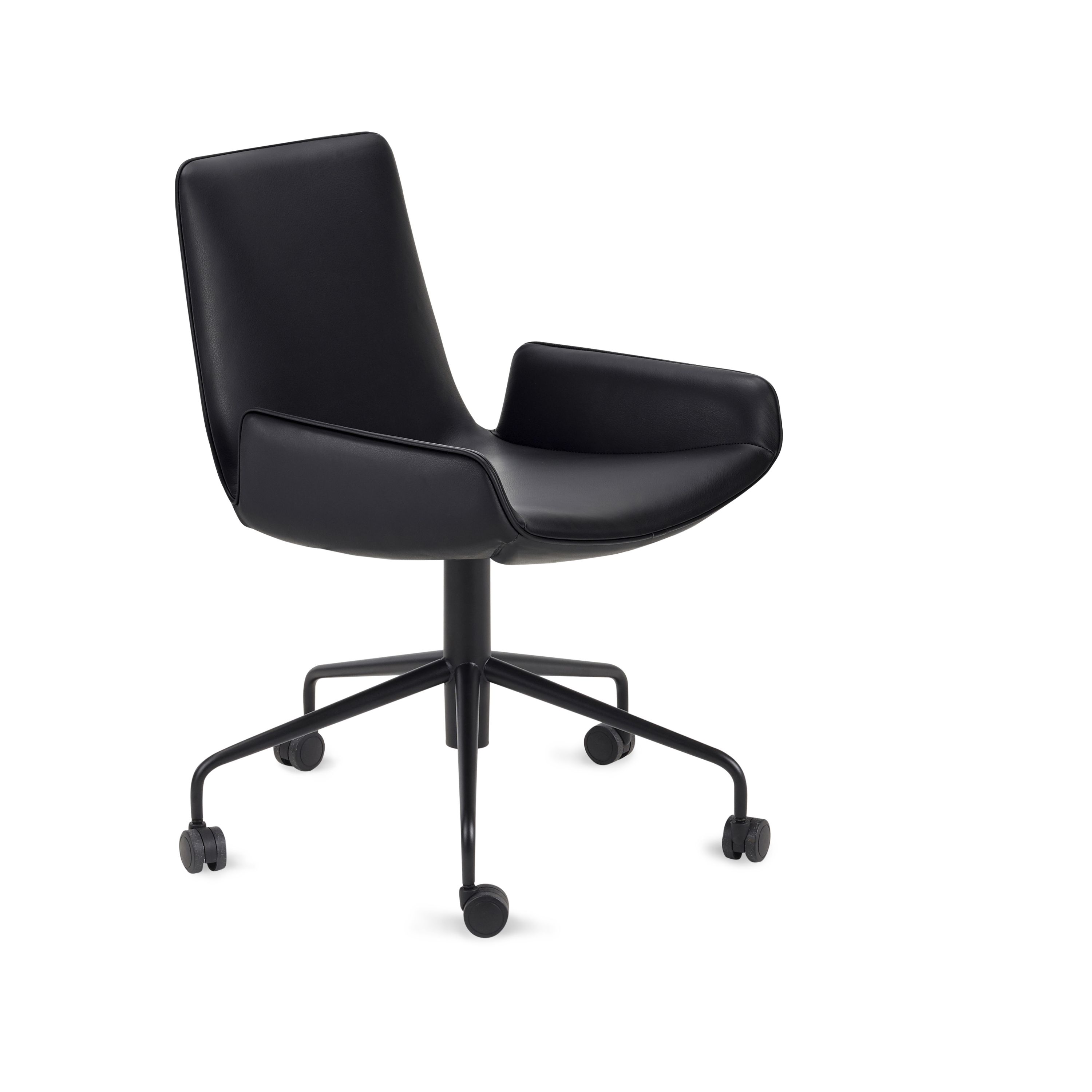 Schwarzer Amelie Armlehnstuhl von Freifrau Manufaktur mit niedrigen Armlehnen und Rollenfuß.