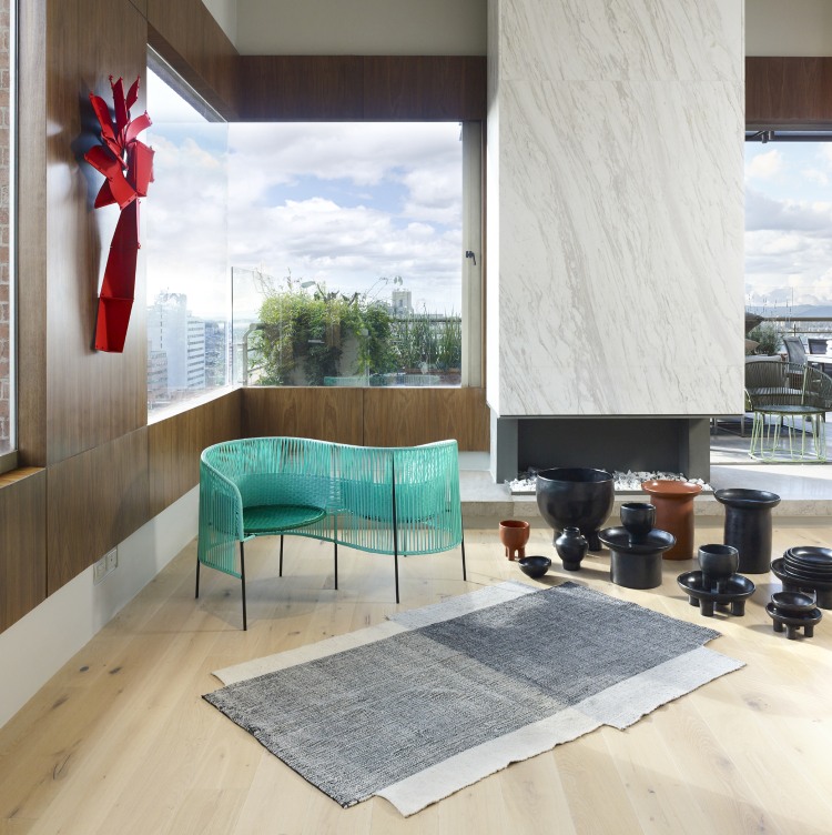 Nobsa Rug Teppich: Kleiner, rechteckiger Teppich in Grau- und Naturtönen im modernen Wohnzimmer.