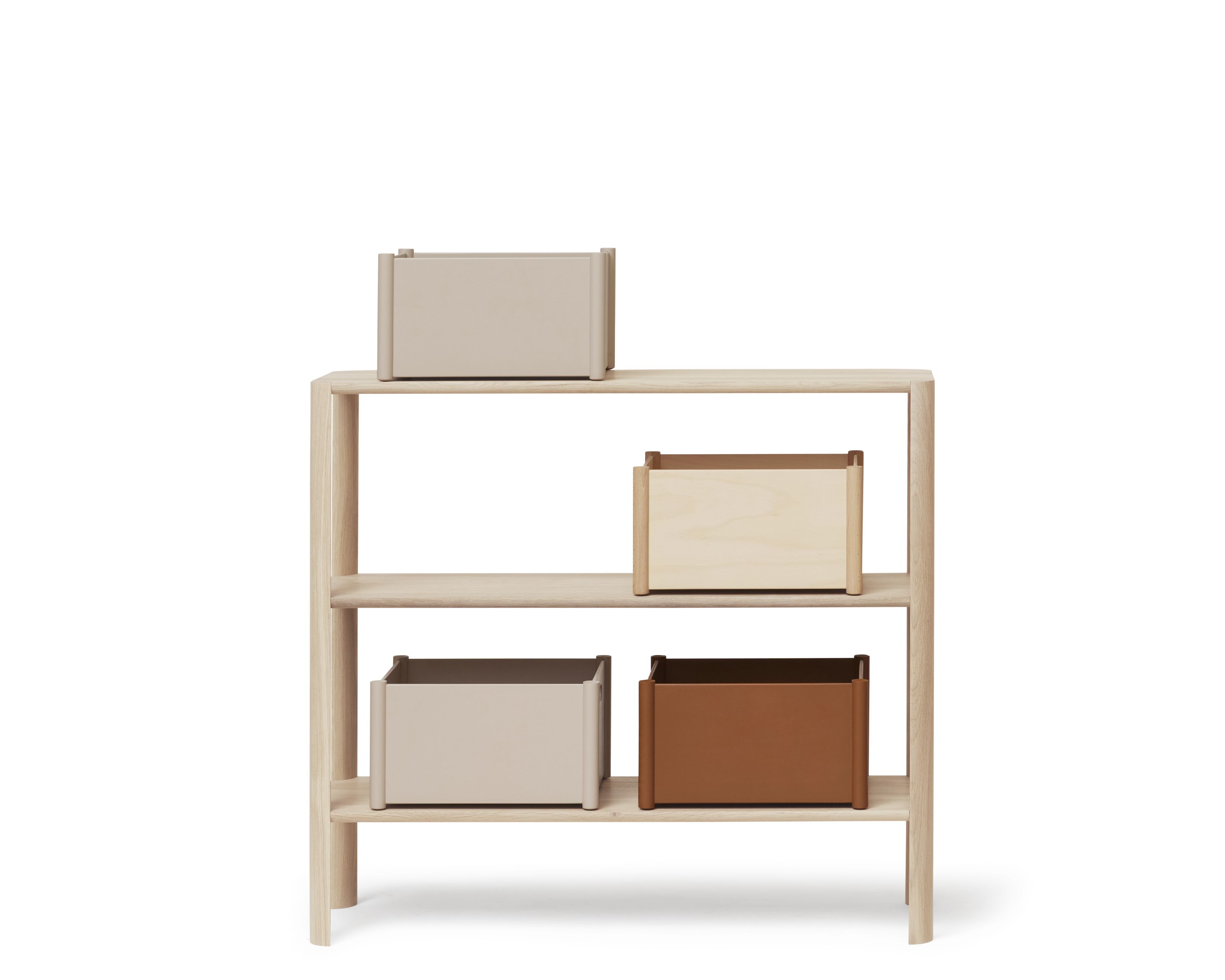 Leaf Regal 1x3 Eiche weiß geölt von Form & Refine mit Aufbewahrungsboxen in verschiedenen Farben.