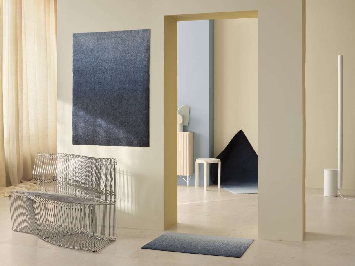 Blaue Dis Fußmatte von Heymat, geeignet für Innen- und Außenbereich, in modernem Raumdesign.