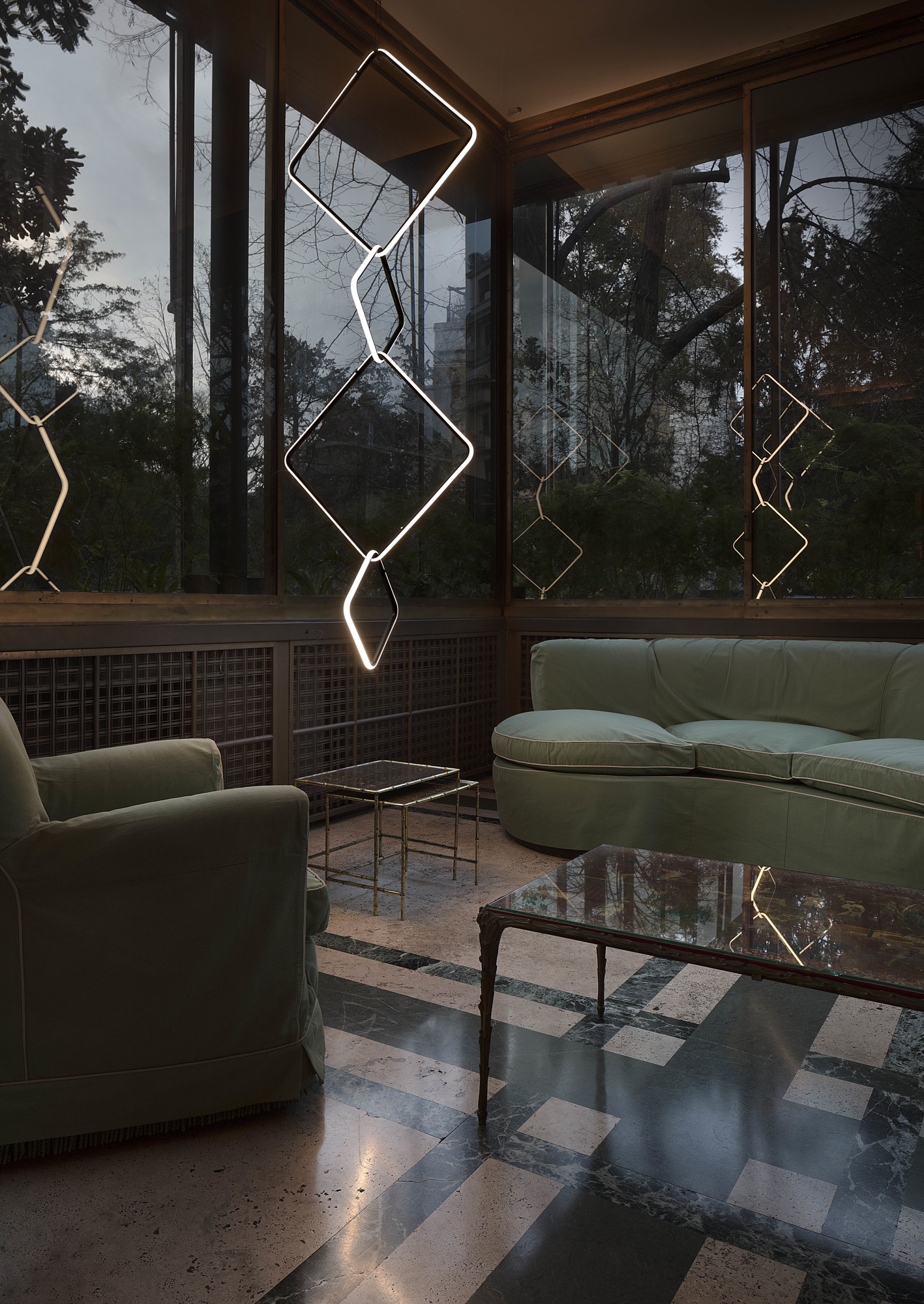 Flos Arrangements Pendelleuchte: Moderne Hängeleuchte mit geometrischen, leuchtenden Elementen im Wohnzimmer.