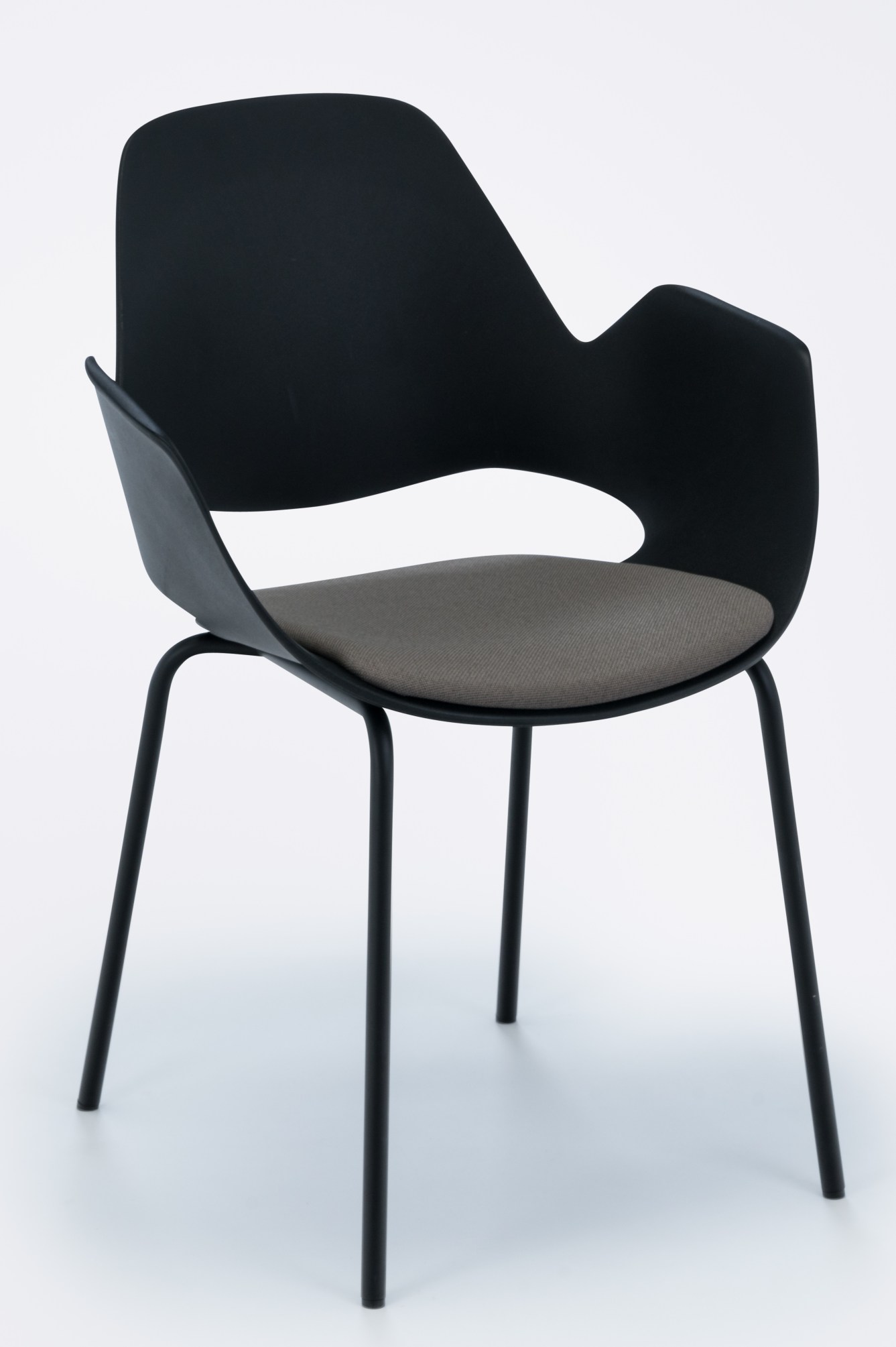 Falk Stuhl mit Armlehne Beine aus schwarz pulverbeschichtetem Metall Houe