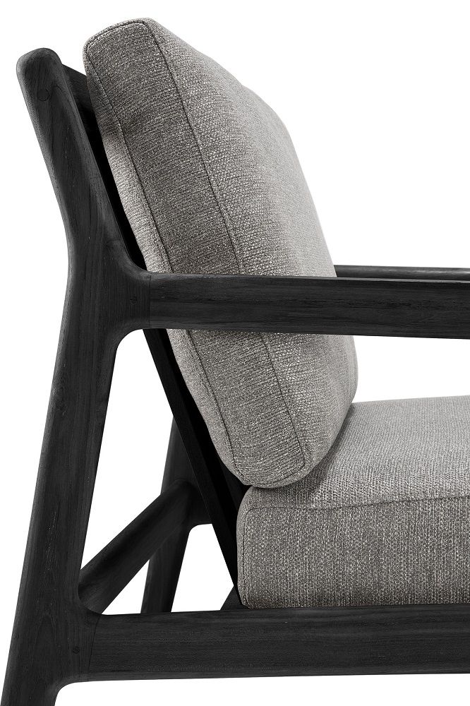 Detailaufnahme: Ethnicraft Jack Loungesessel mit schwarzem Teakholzrahmen und grauen Polsterkissen.