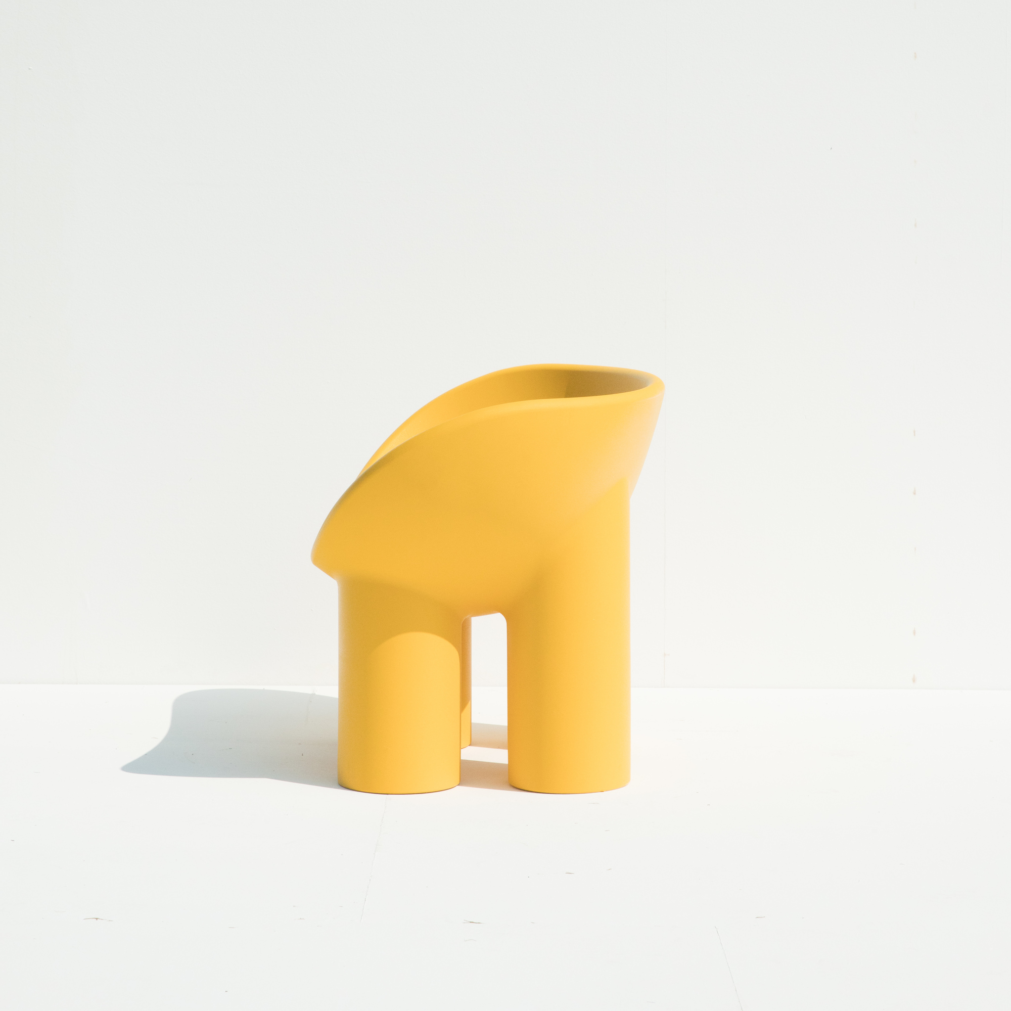 Gelber Roly Poly Sessel von Driade, modernes Designmöbel für Wohnzimmer und Garten.