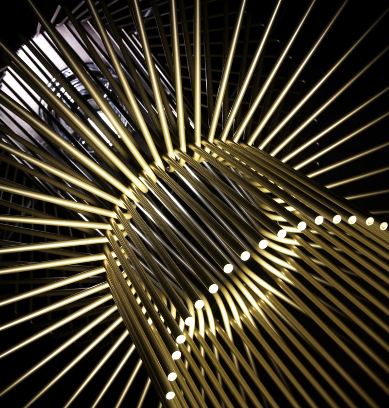 Allegro Assai Deckenleuchte von Foscarini, moderne Pendelleuchte aus goldenen Aluminiumstäben, abstraktes Lichtdesign.