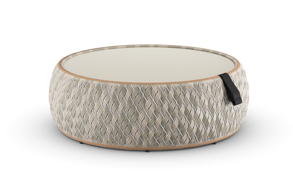 Runder Dala Kaffeetisch von Dedon mit geflochtenem Korpus und beiger Tischplatte.