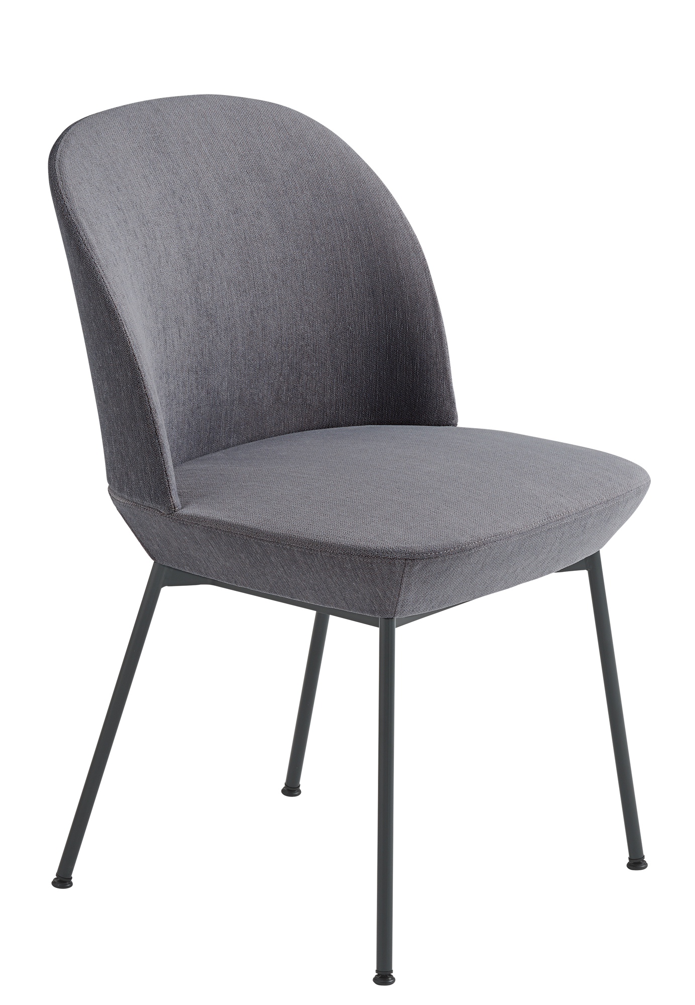 Grauer Oslo Side Chair Stuhl von Muuto mit Stoffbezug und schwarzen Metallbeinen.