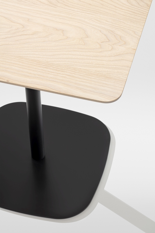 Detailaufnahme vom Vermu Esstisch quadratisch von Zeitraum mit heller Tischplatte und schwarzem Fuß.