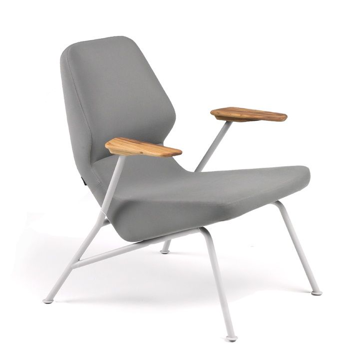 Grauer Oblique Sessel von Prostoria mit Holzarmlehnen und weißem Metallgestell für Innen- und Außenbereich.