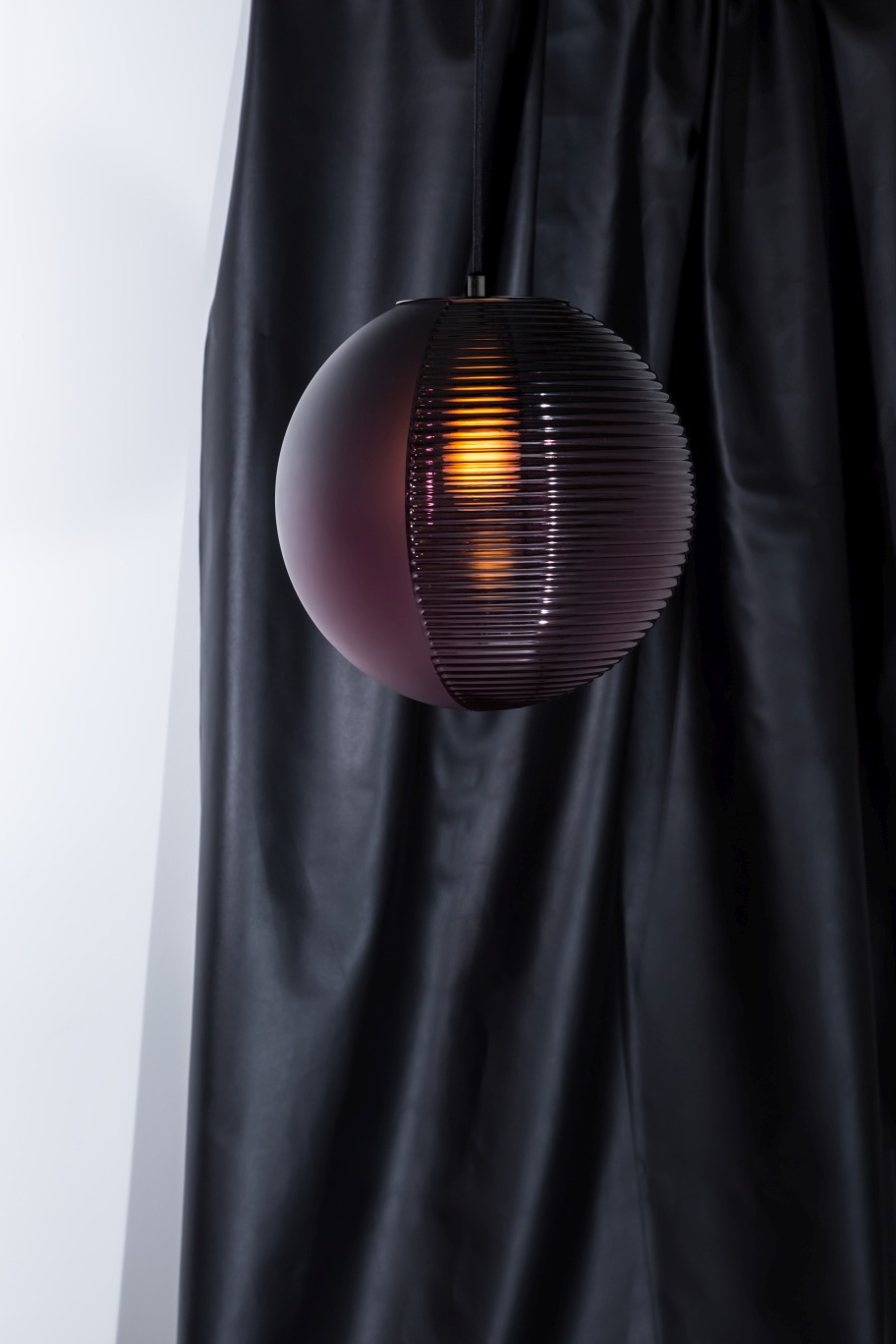 Nahaufnahme der Stellar Pendelleuchte von Pulpo, moderne Hängelampe mit gerippter Oberfläche.