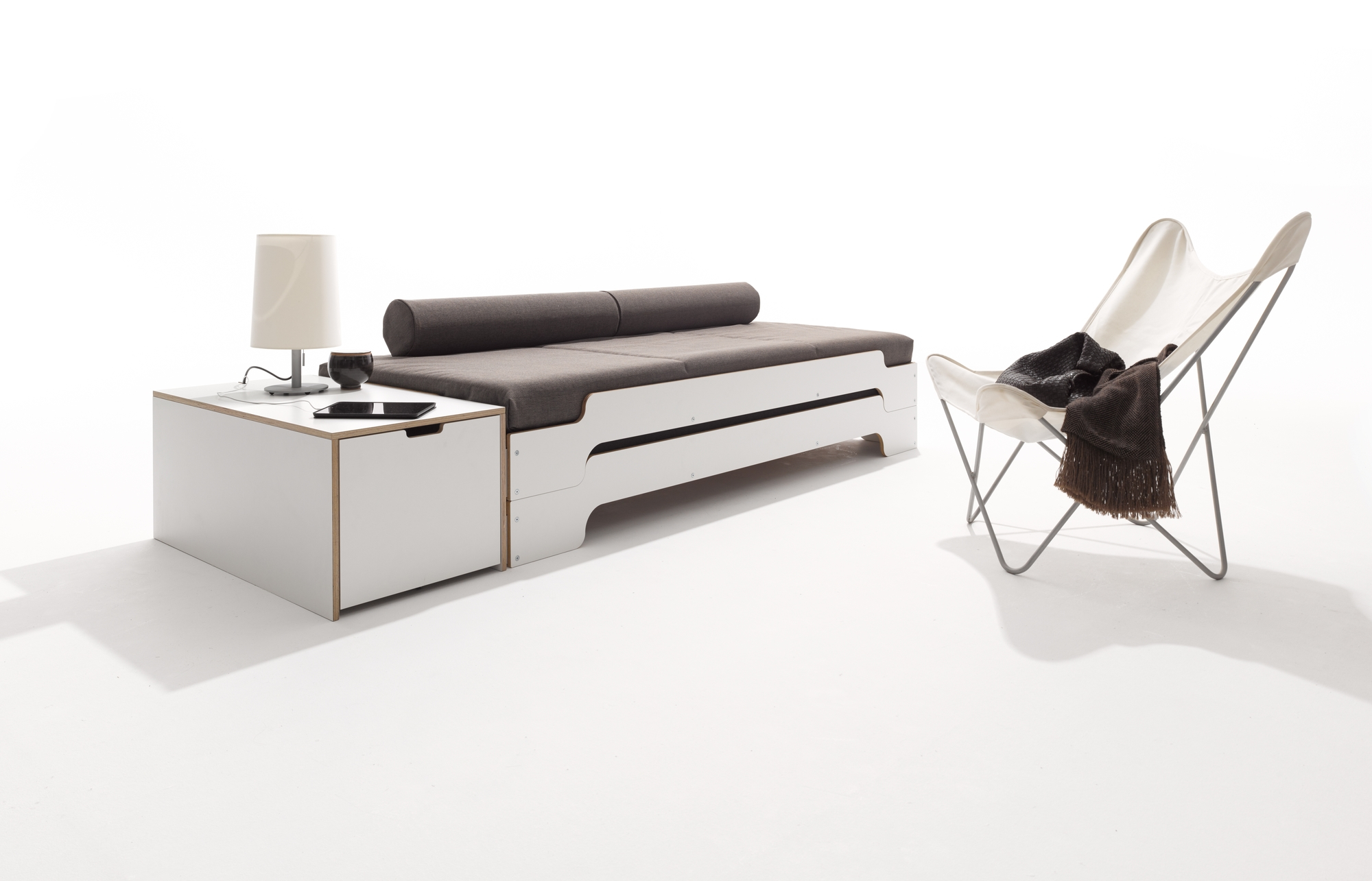 Starr Lattenrost von Müller Möbelwerkstätten (220x140 cm) mit Massivholzrahmen und Nachttisch.