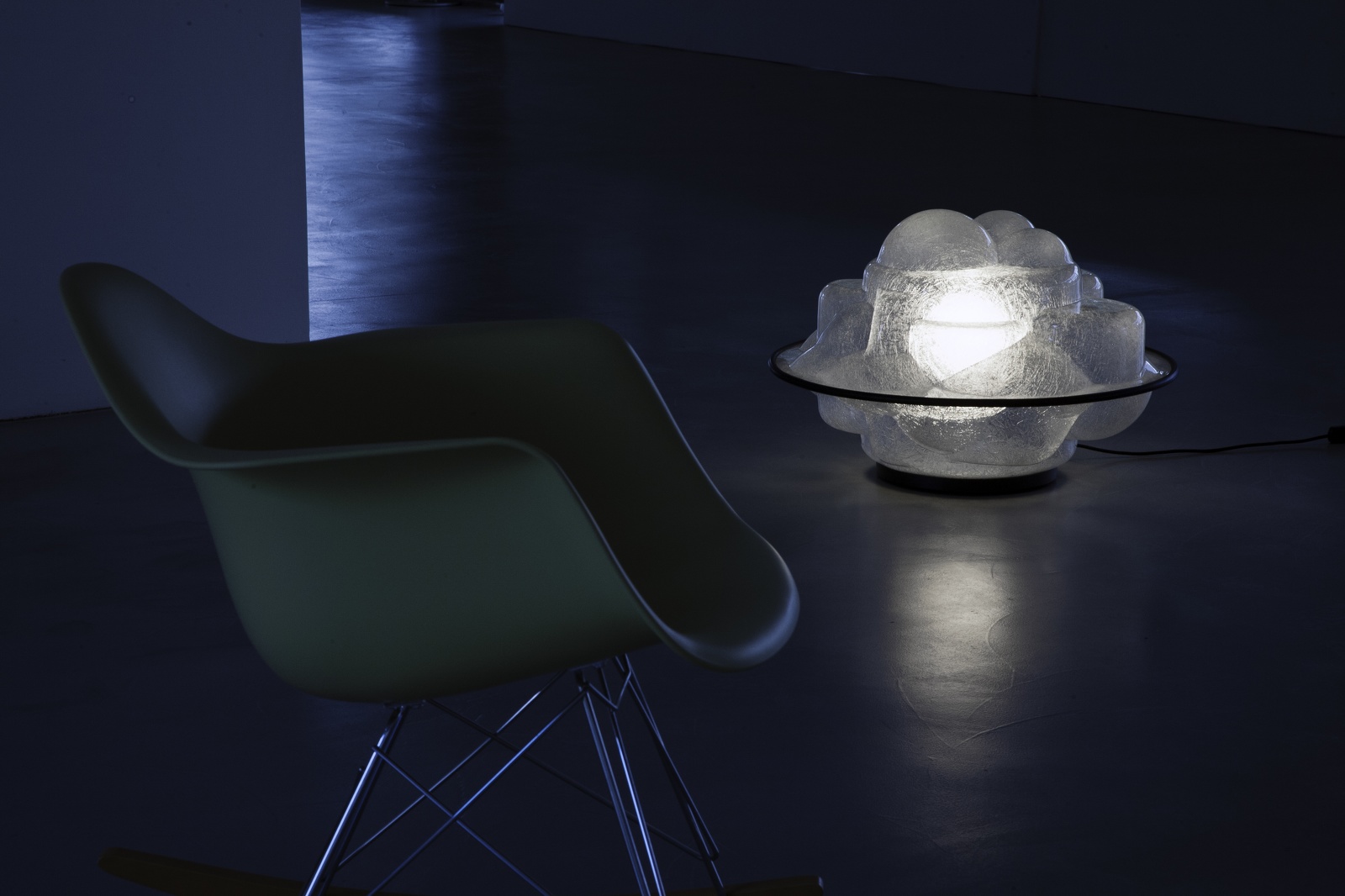 Martinelli Luce Profiterolle Tischleuchte: Moderne Designlampe mit diffusem Licht und skulpturaler Form.