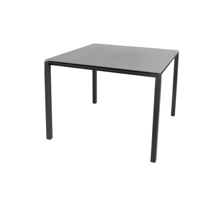 Quadratischer Pure Outdoor Esstisch mit basaltgrauer Platte und lavagrauem Cane-Line Gestell.