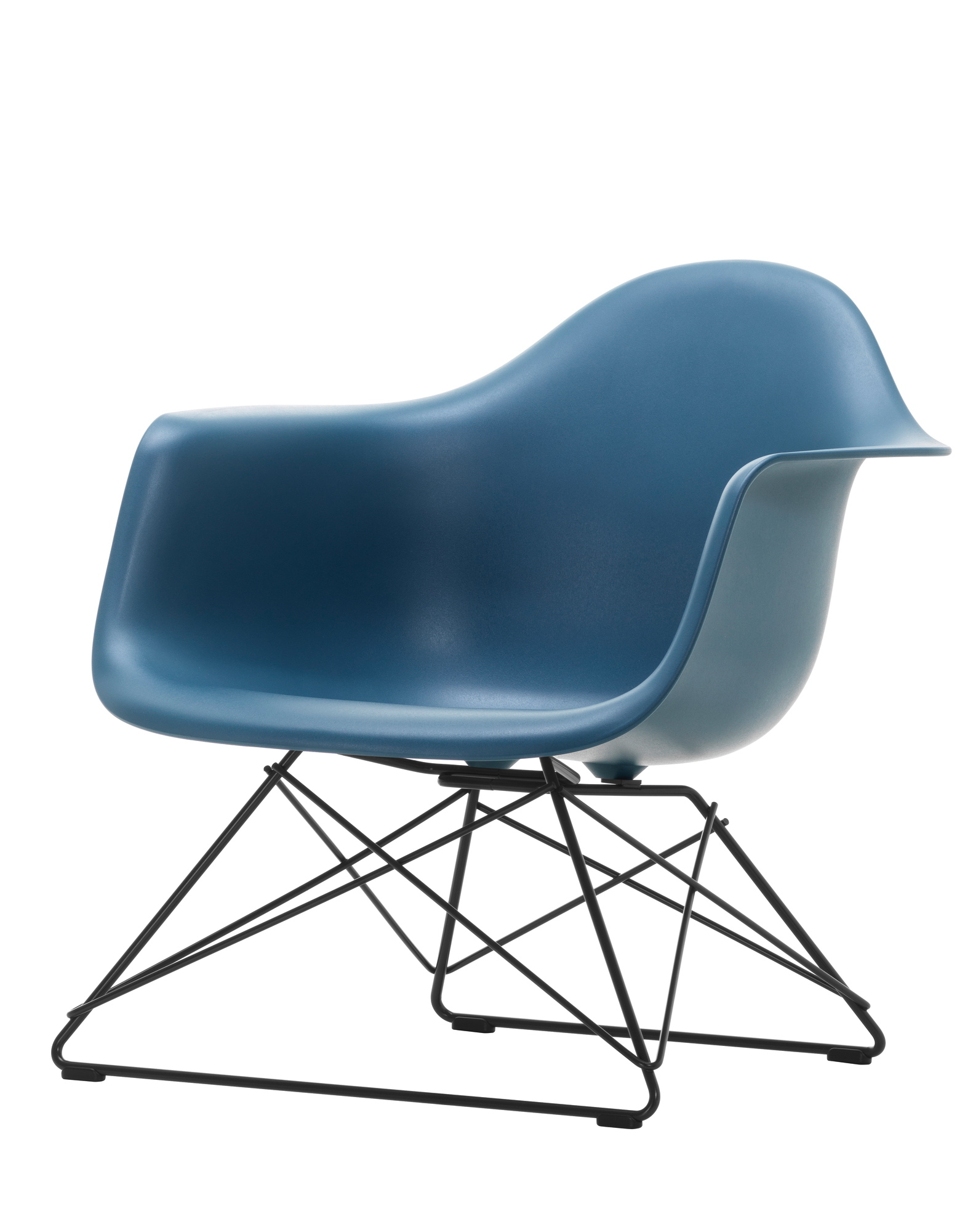 Eames Plastic Arm Chair in Meerblau mit schwarzem Eiffelturm-Gestell. Designklassiker von Vitra.