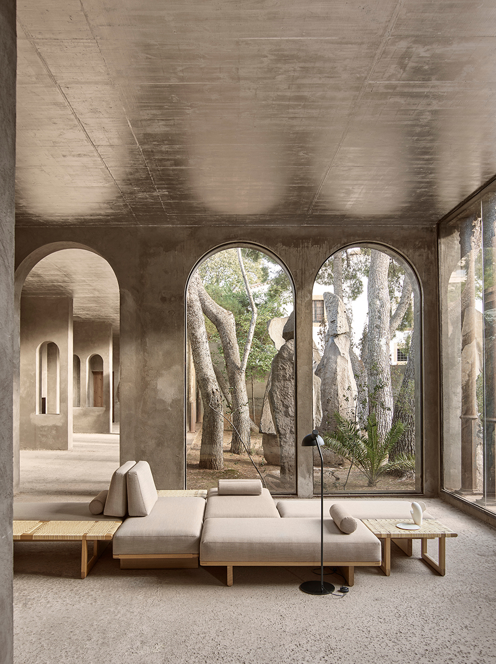 Innenaufnahme mit Borge Mogensen Tischbank von Carl Hansen in hellem Raum mit Blick in Garten.