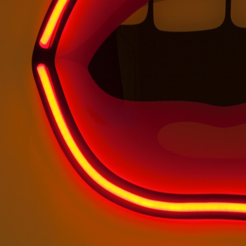 Detailaufnahme der Seletti Blow Mouth LED Wandleuchte in Rot und Gelb. Design Lampe für Innenräume.
