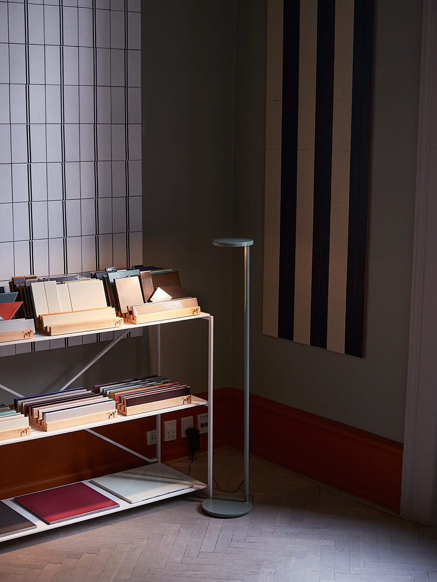 Oblique Stehleuchte von Flos in mattem Braun. Moderne Stehlampe für Wohnzimmer und Büro.