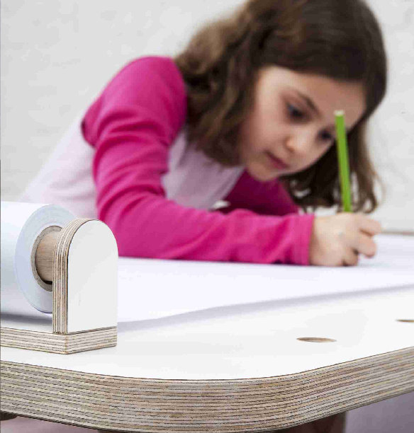 Mädchen malt am Kindertisch mit Growing Table Zeichenrollenhalterung und Papierrolle.