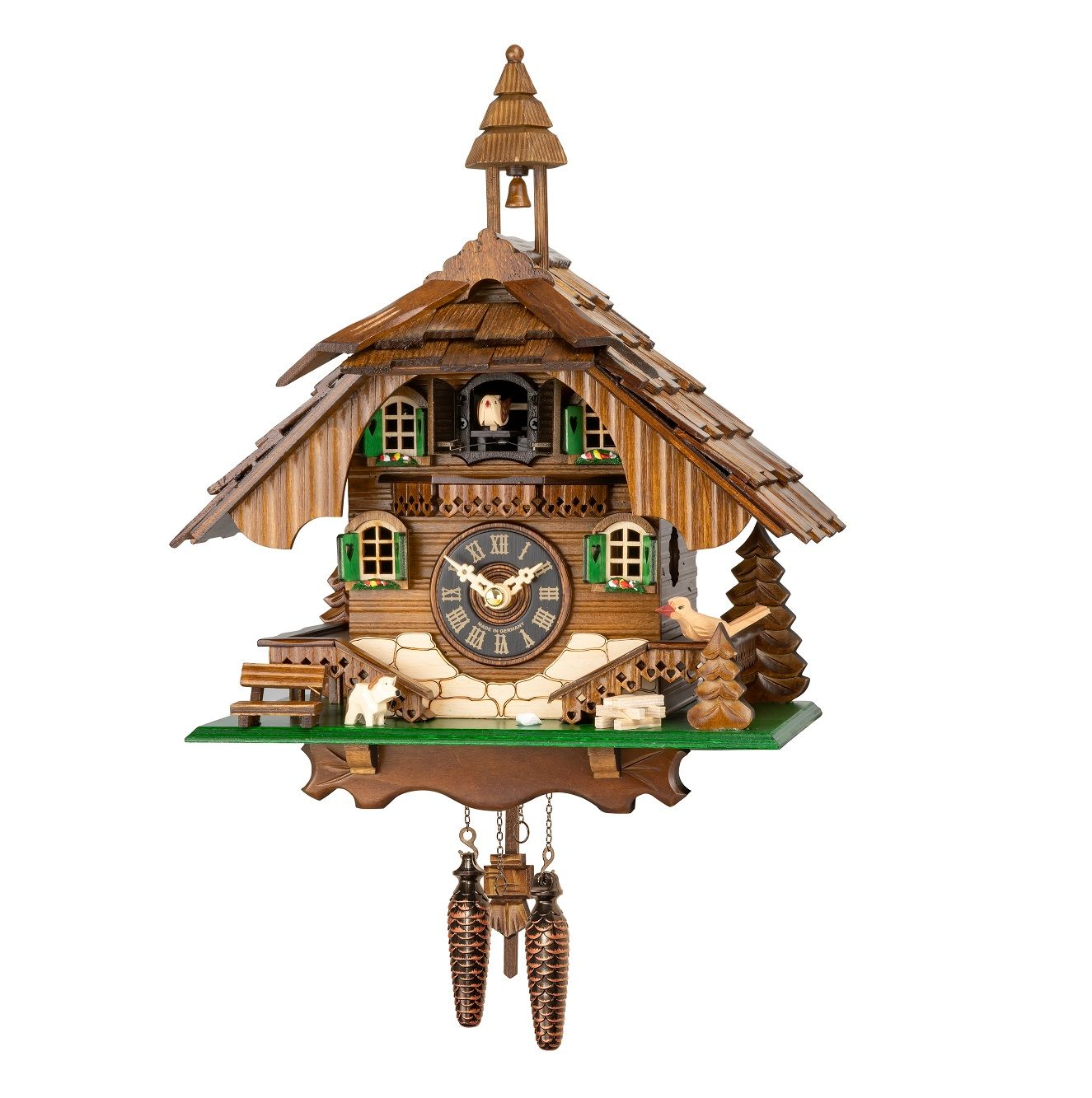 Detailansicht einer Engstler Kuckucksuhr aus Holz mit Kuckuck, Gewichten und filigranen Verzierungen.