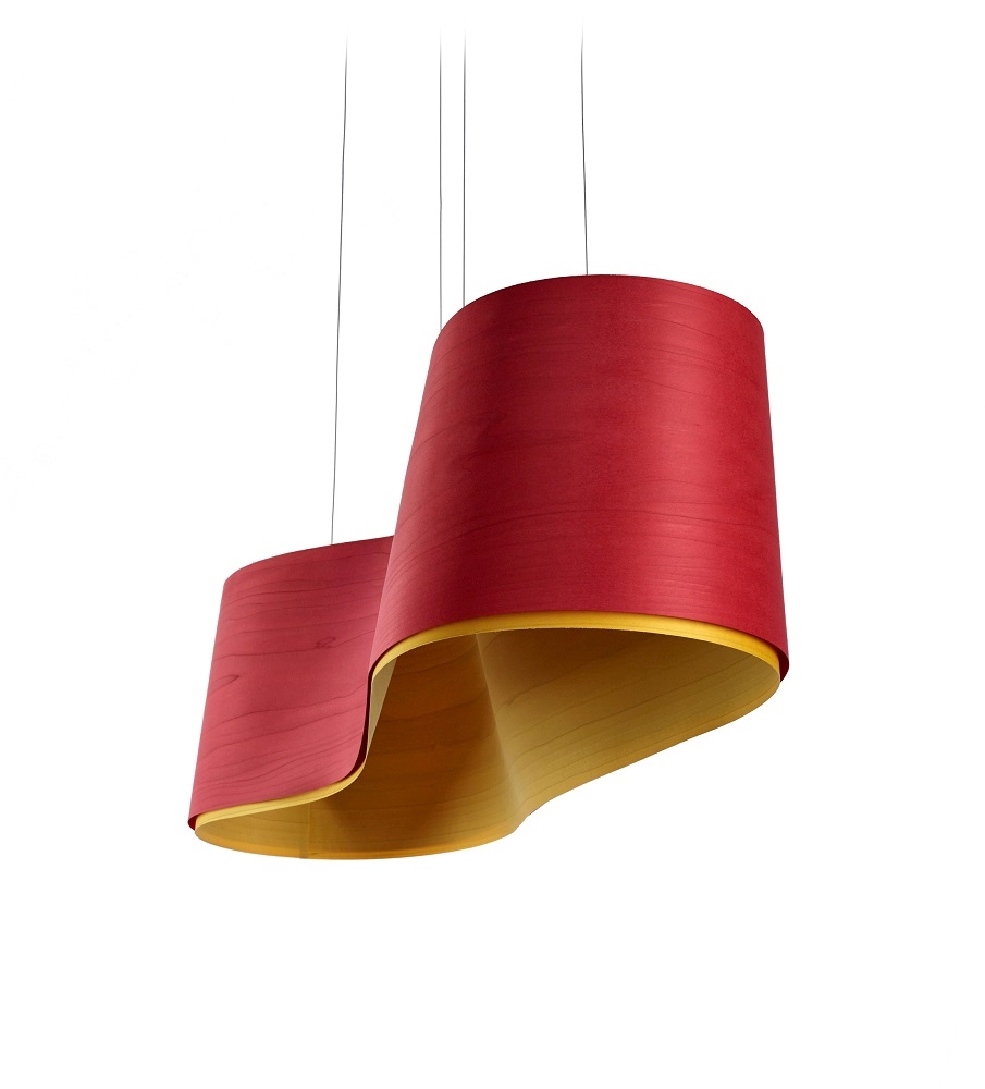 Rote New Wave Pendelleuchte von LZF Lamps: Moderne Hängeleuchte mit geschwungener Form.