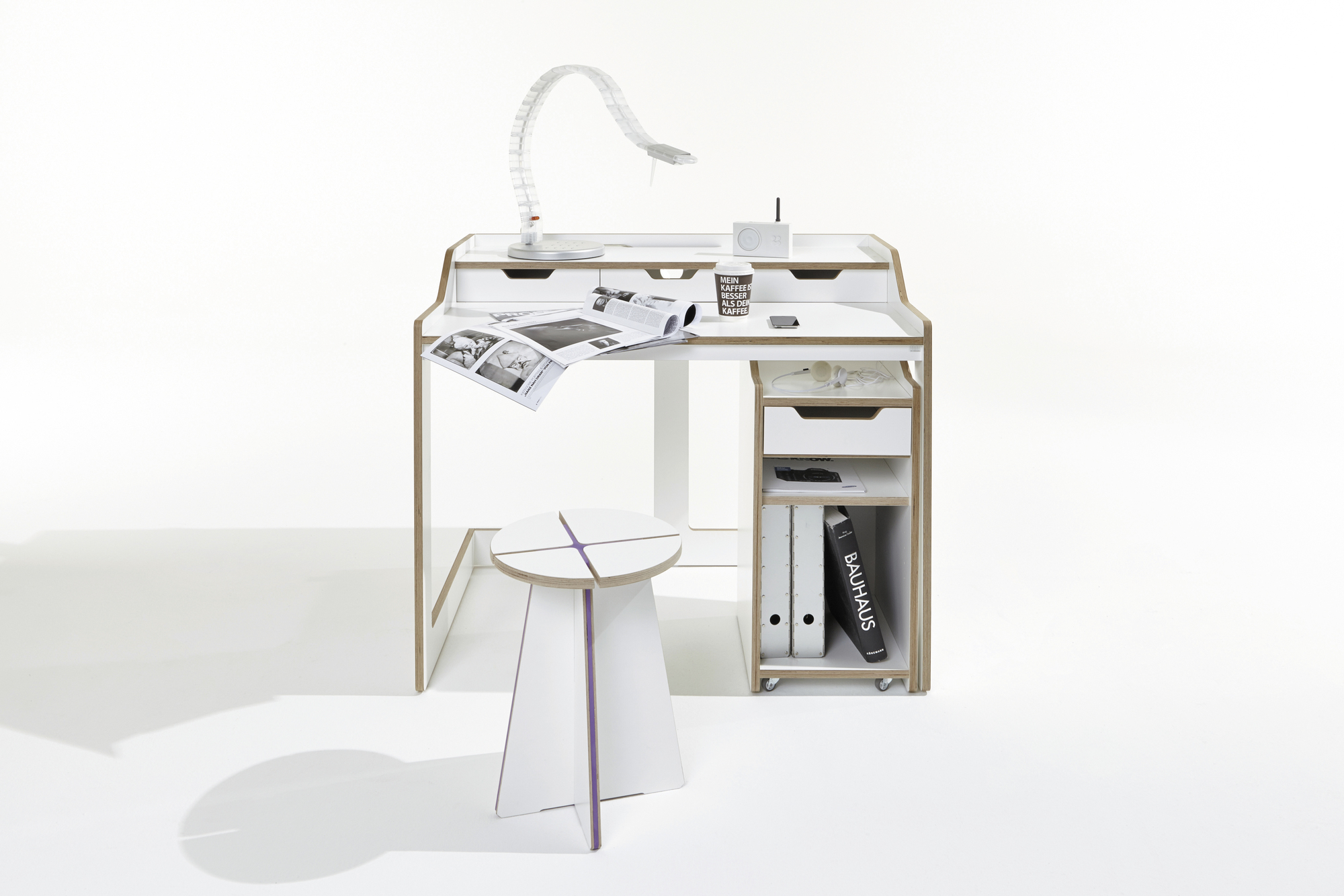 Weißer Plane Sekretär von Müller Möbelwerkstätten mit Hocker, Lampe und Ablagefächern. Modernes Design für Büro und Zuhause.