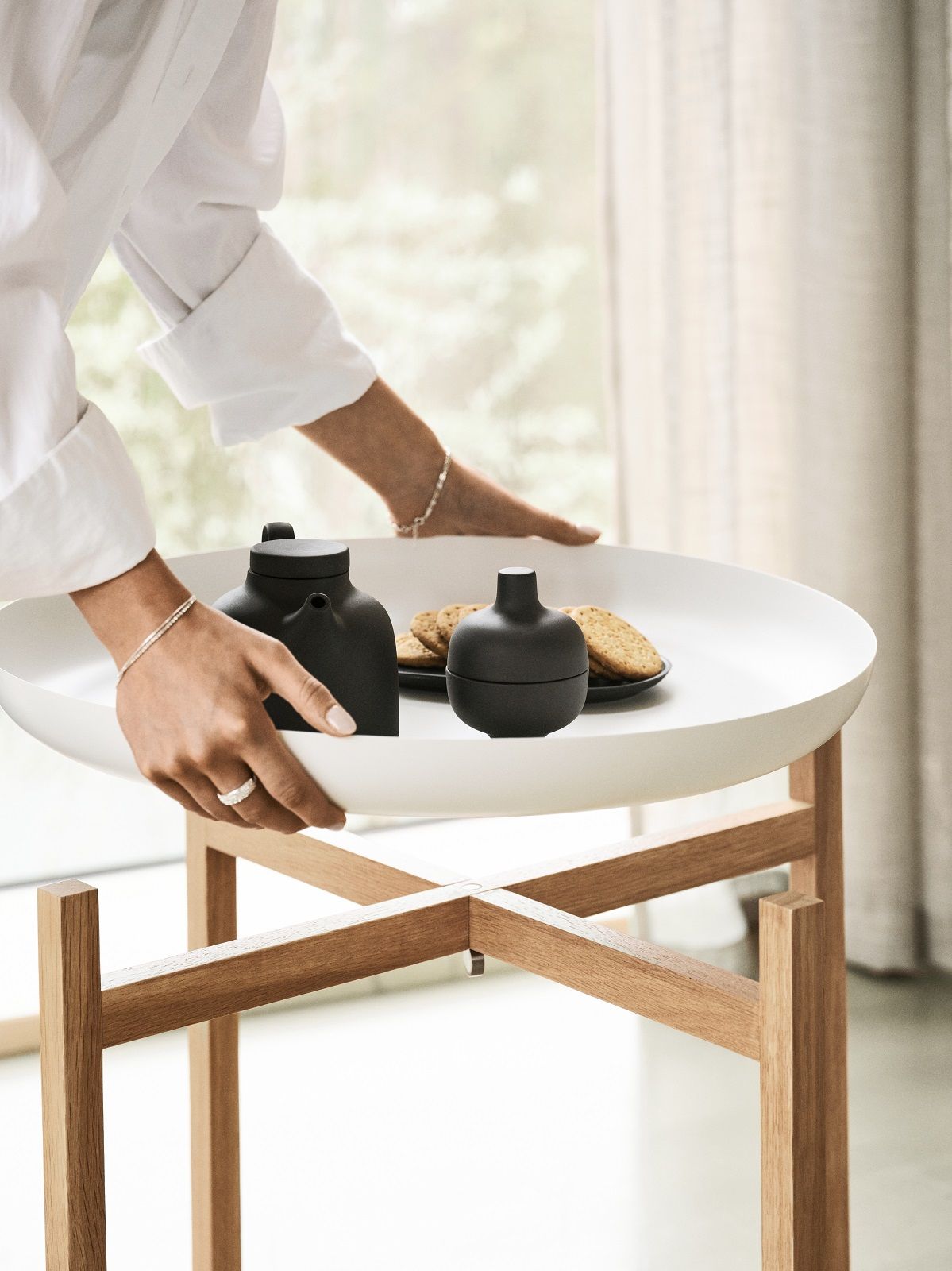 Tablo Table Set Beistelltisch von Design House Stockholm mit Teekanne, Dose und Keksen.