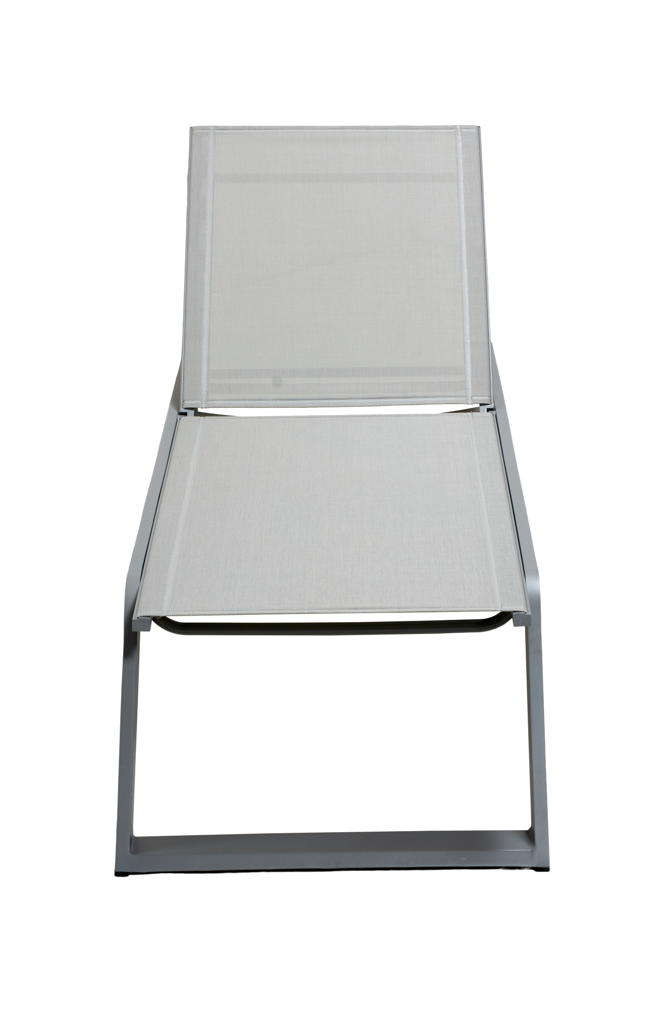 Helle Cane-Line Sonnenliege für den Garten. Die Outdoor Liege ist modern und bequem.