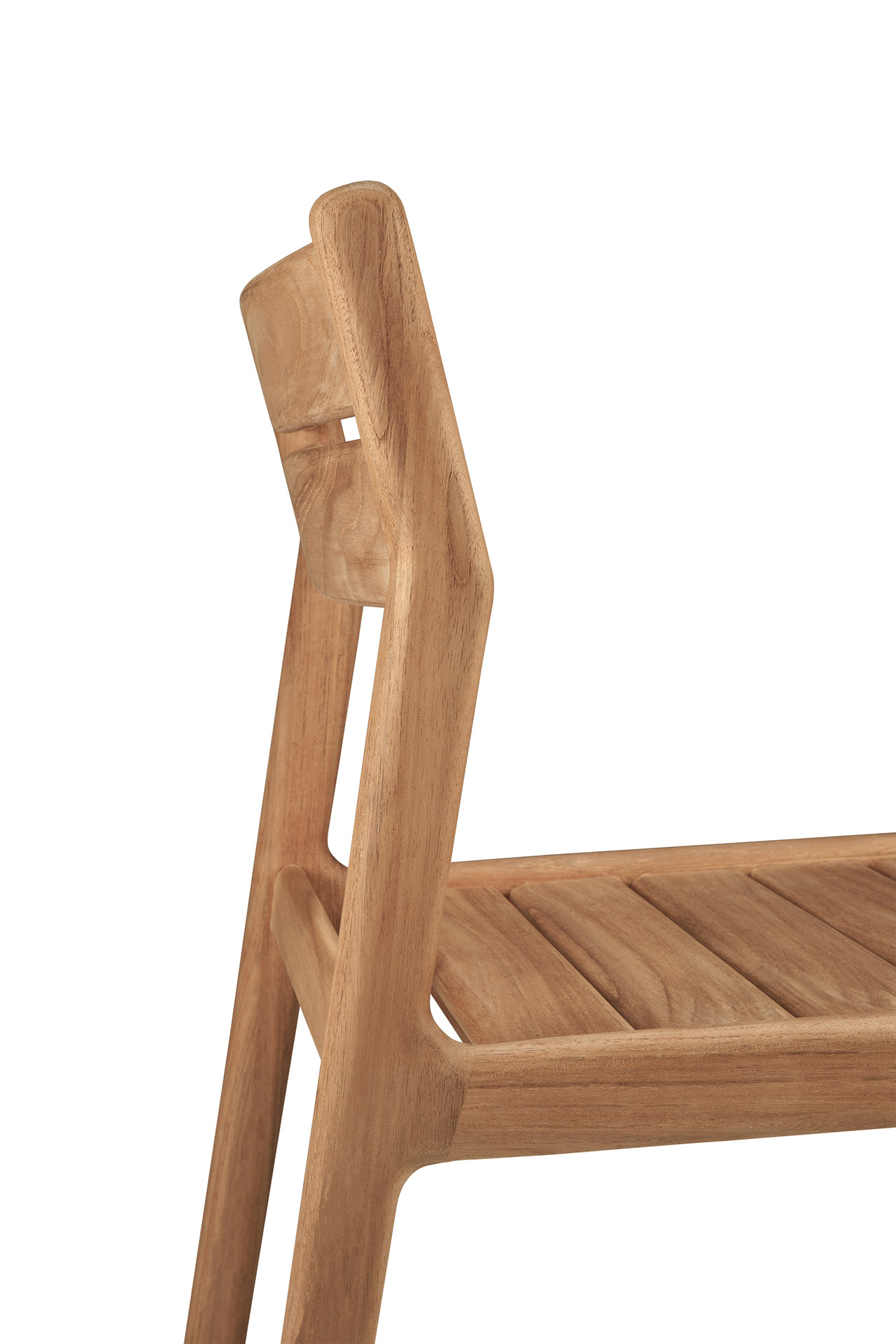 Detailaufnahme des Jack Outdoor Stuhls von Ethnicraft, gefertigt aus massivem Teakholz.