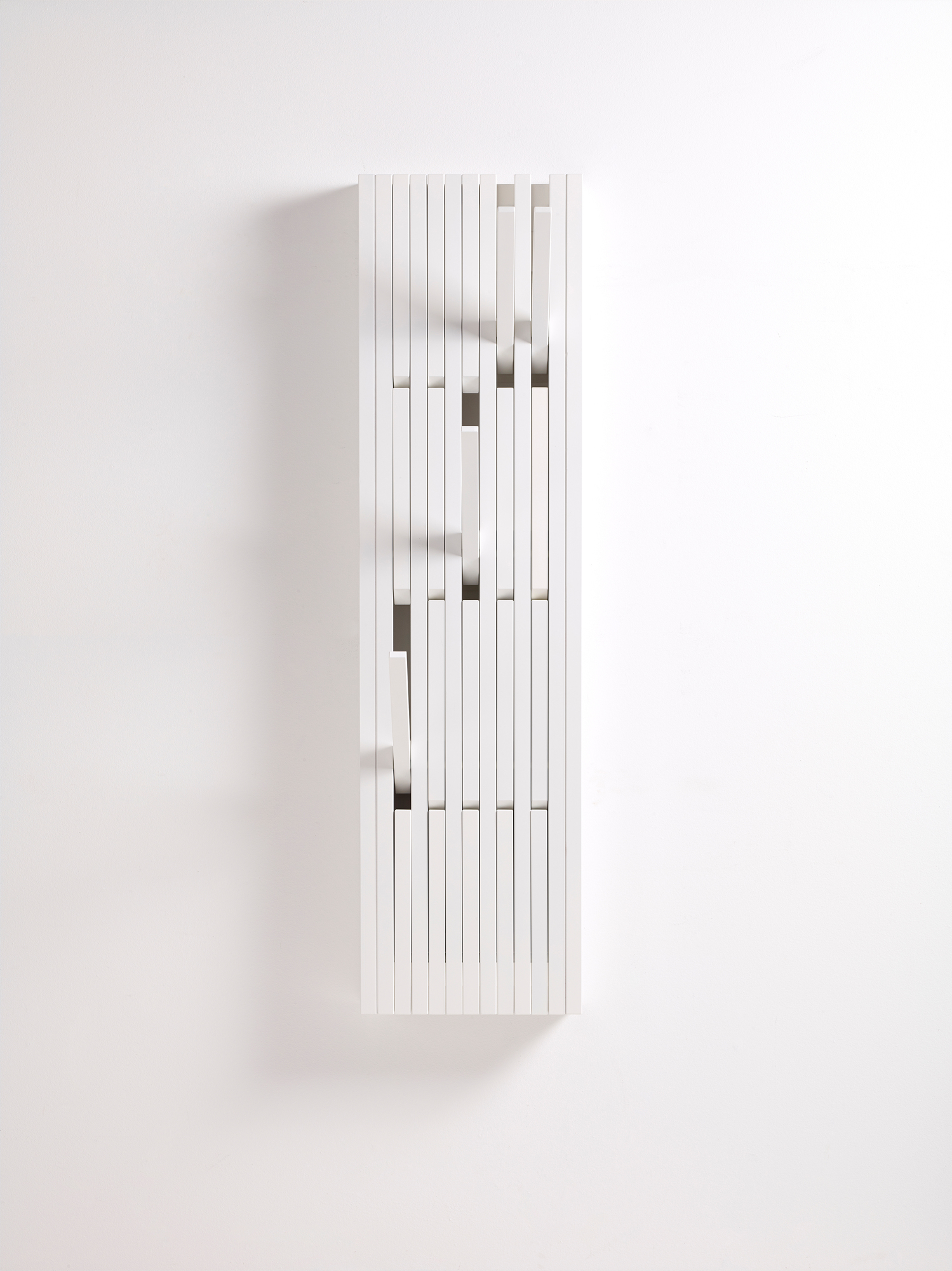 Weiße Piano Wandgarderobe mit ausklappbaren Haken aus Buche, ideal für Flur und Garderobe.