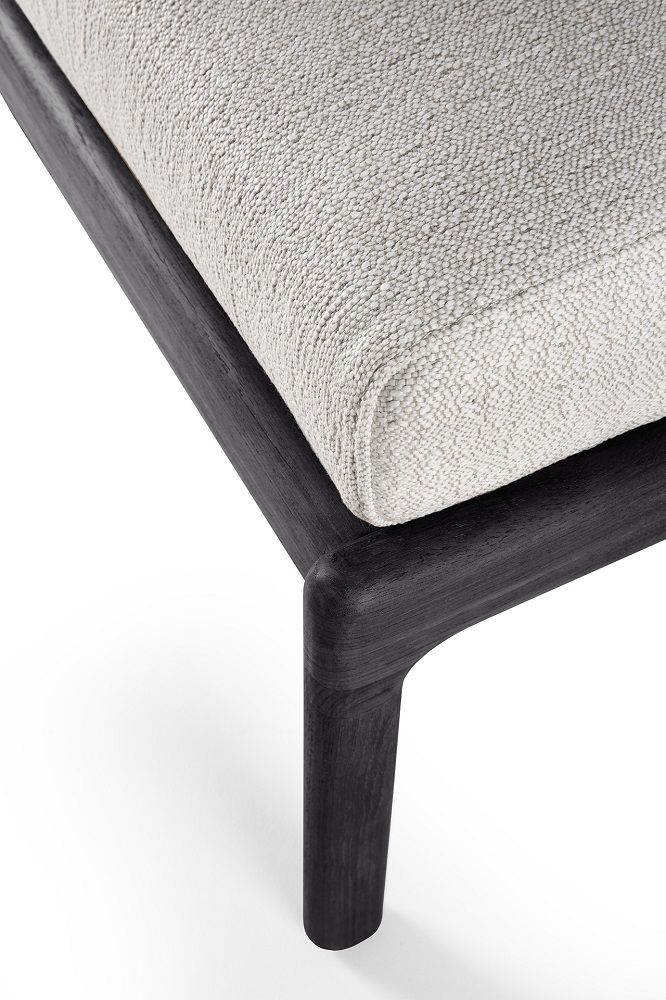 Detailaufnahme: Jack Outdoor Hocker mit schwarzem Teakholzrahmen und hellem Polster.