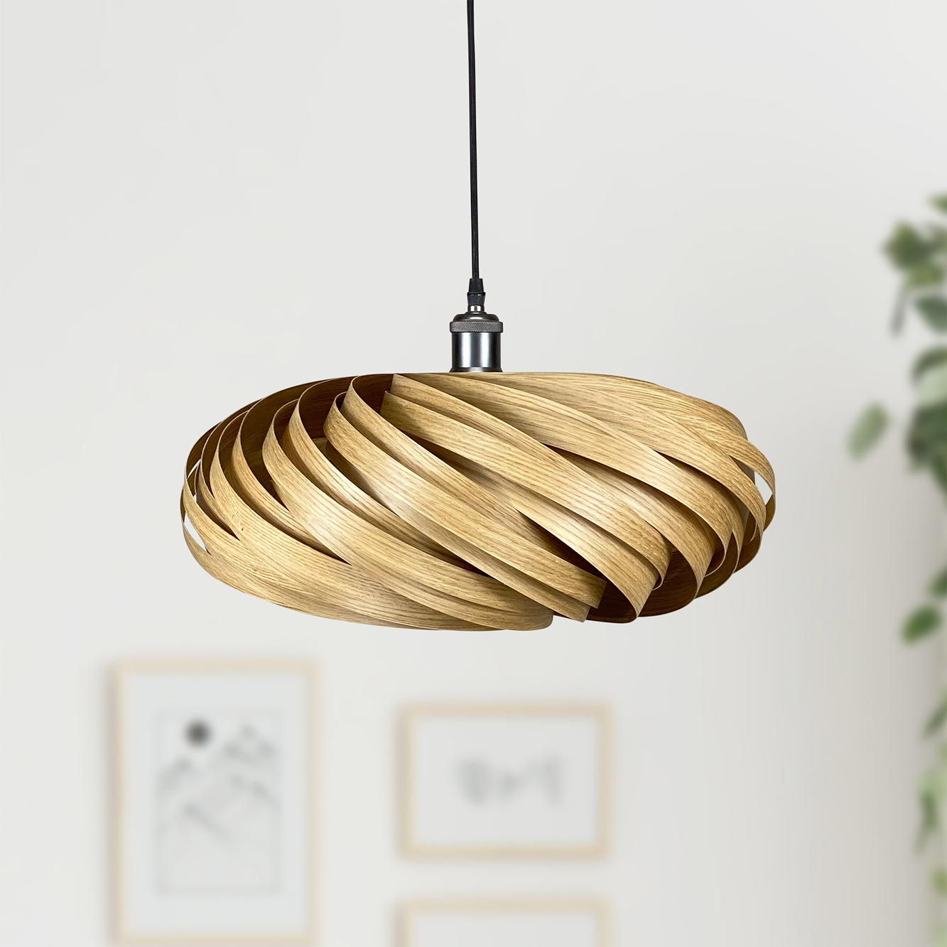Veneria Hängeleuchte aus Eiche, moderne Holzlampe mit spiralförmigem Design für stilvolle Innenraumbeleuchtung.