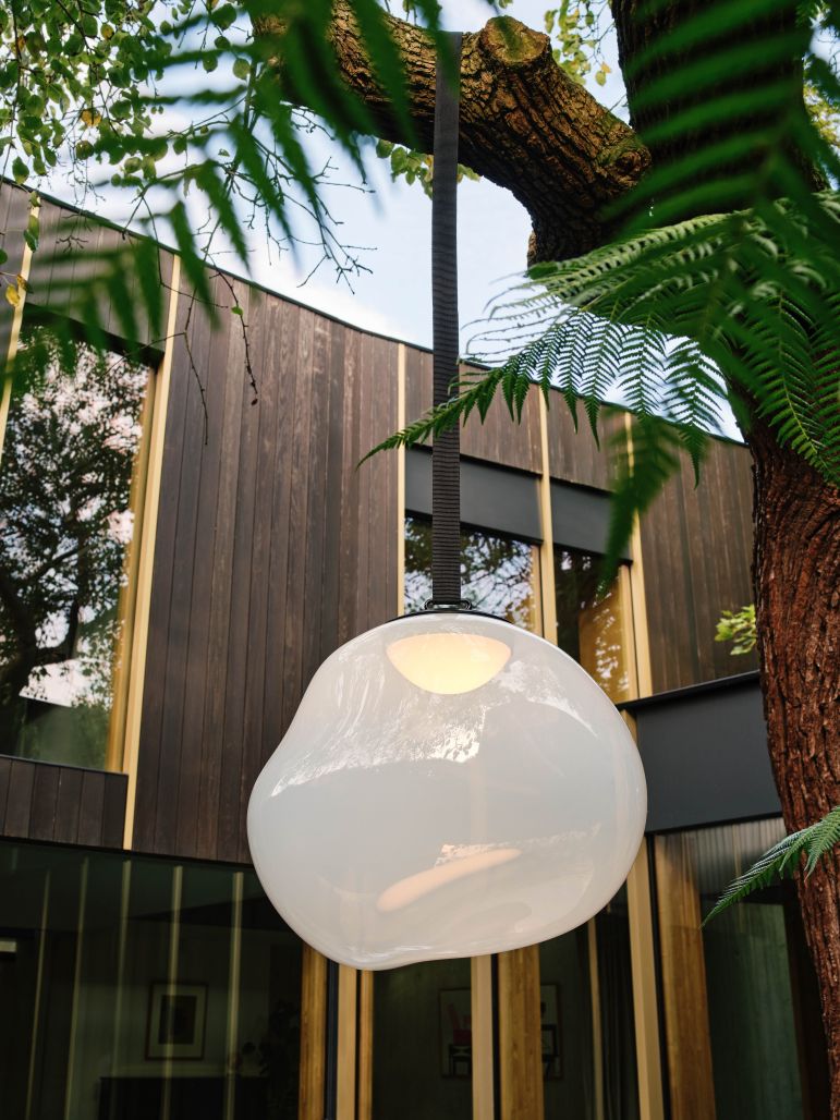 Opalweiße Melt LED Hängeleuchte von Tom Dixon, tragbare Lampe für Boden oder Decke.