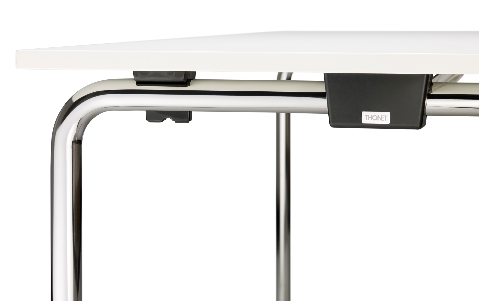 Detailaufnahme: Weißer Thonet Klapptisch S 1196/1 mit verchromtem Gestell, ideal für Konferenzräume und Büros.