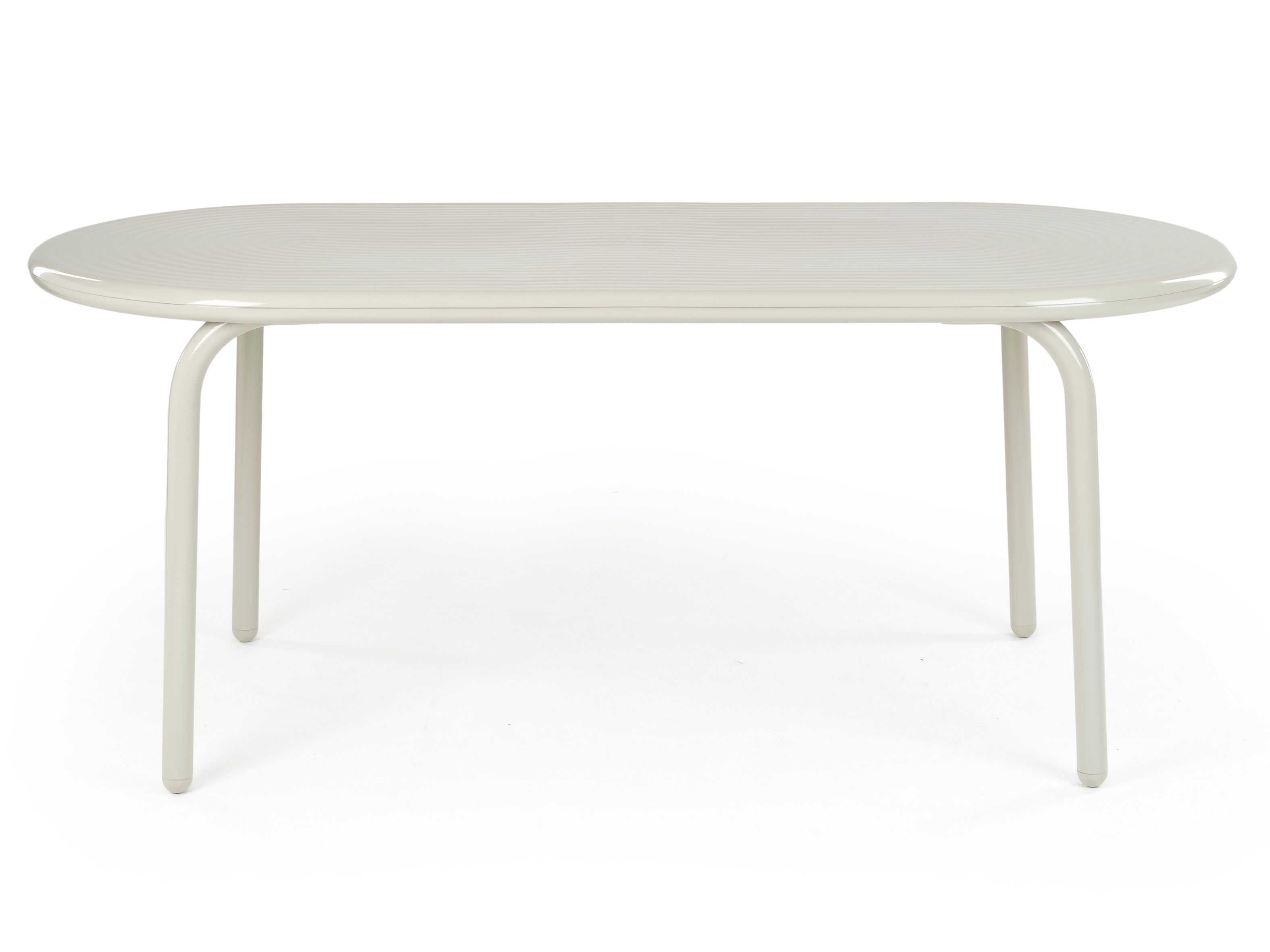 Groove Outdoor Tisch von Tom Dixon in Putty, oval und mit gerillter Oberfläche.