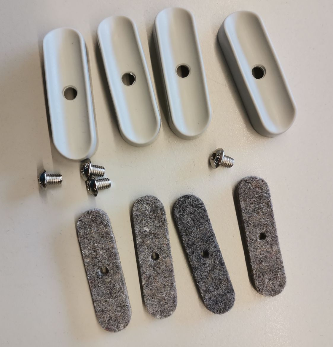 Gleitersatz Filz für Hay About A Stool Barhocker Kufengestell, inklusive Schrauben und Filzgleiter.