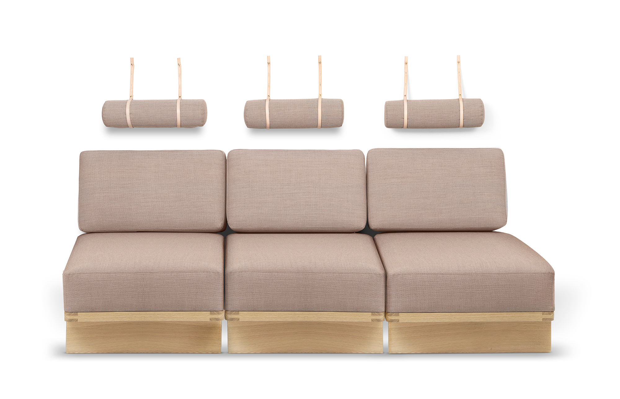 Daybed BM0865 Tagesbett von Carl Hansen mit hellbraunem Stoff und drei Nackenrollen.