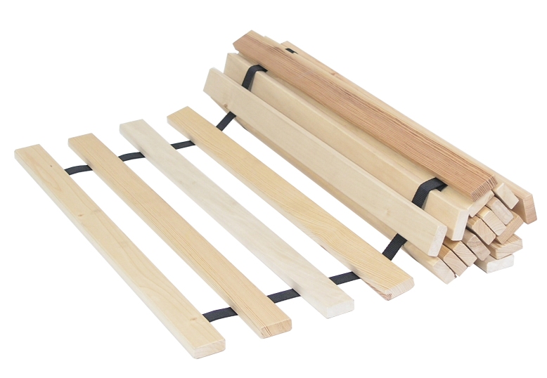 Nils Holger Moormann Roll-Lattenrost aus Massivholz, zusammengerollt mit schwarzen Bändern fixiert. Lattenrost für Betten.