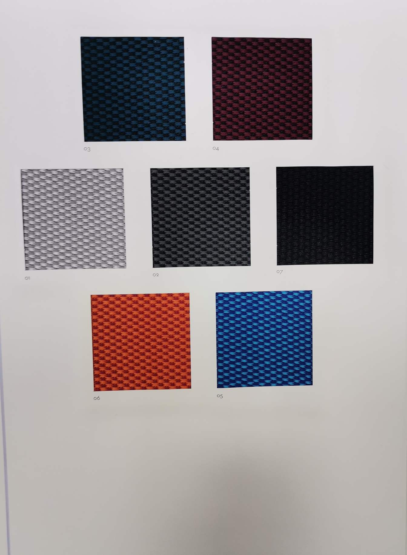 Stoffmusterkarte Vitra Duo Knit / Striped Knit mit verschiedenen Farbvarianten und Strickmustern.