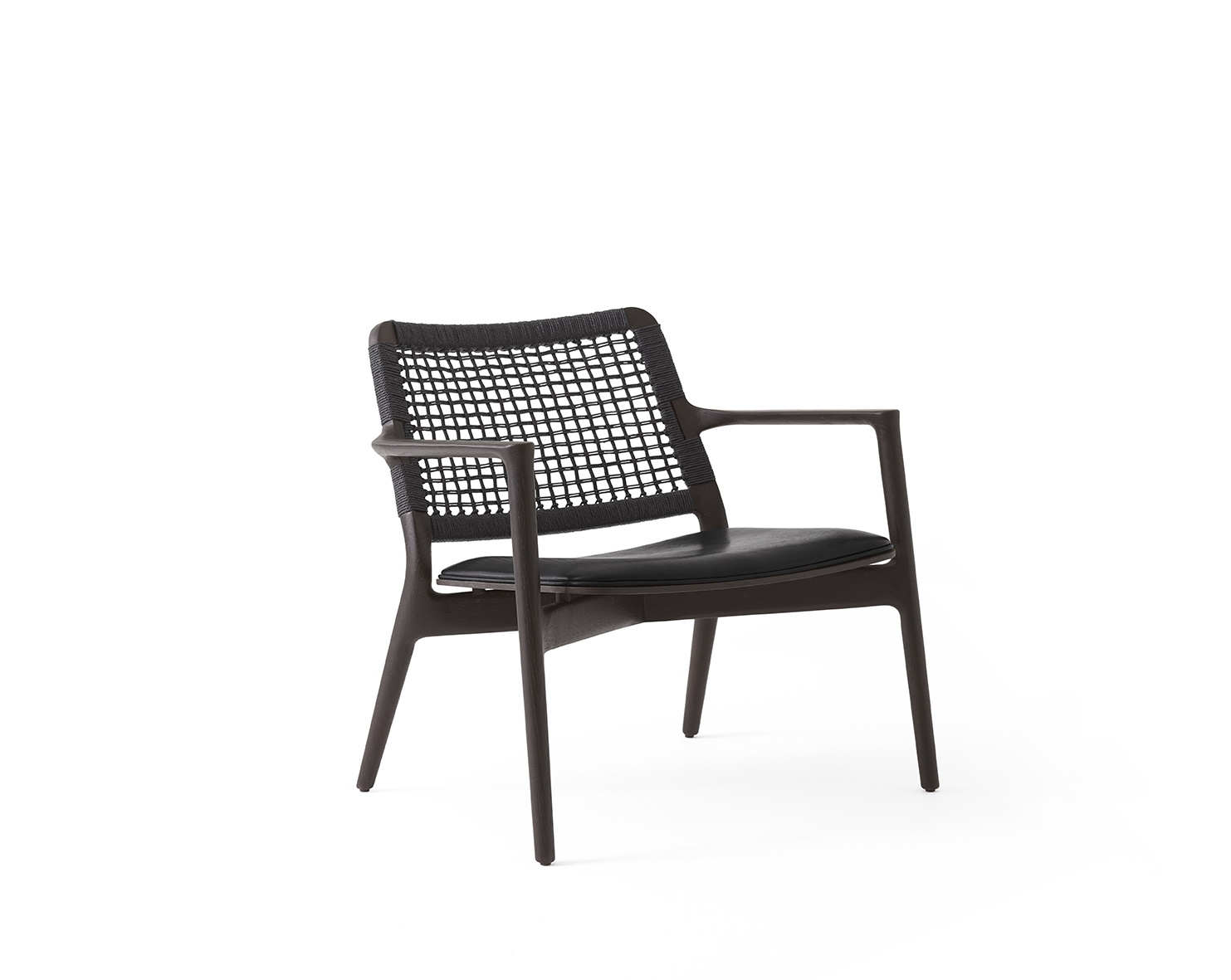 Vipp Cabin Lounge Stuhl VIPP488 aus dunklem Holz mit schwarzer Sitzfläche und geflochtener Rückenlehne.