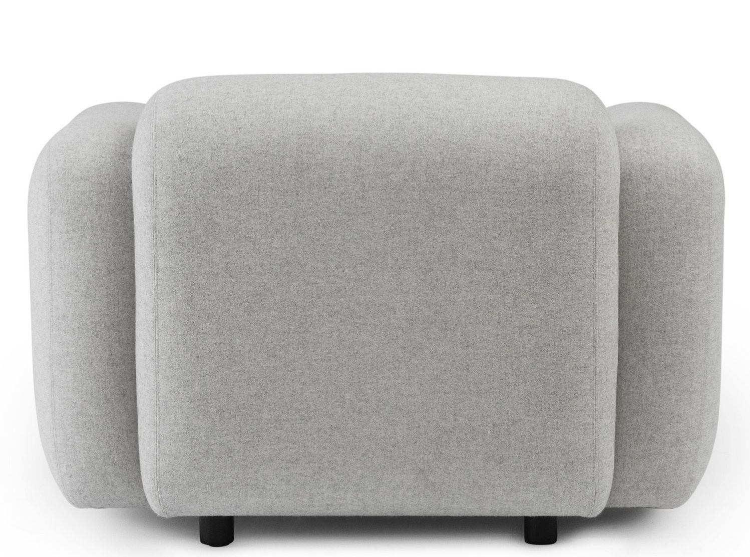 Rückansicht des grauen Swell Sessels von Normann Copenhagen mit schwarzen Füßen.