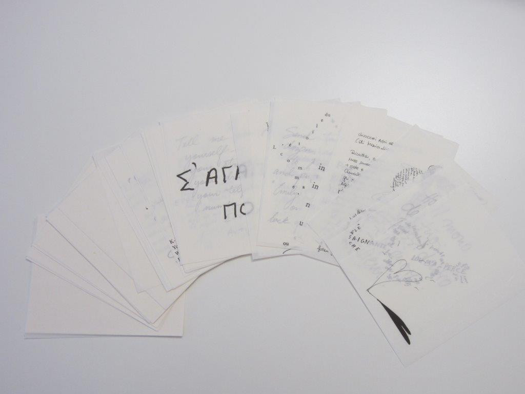 Zettel Z 6: Bedruckter und unbedruckter Zettelsatz für Ingo Maurer Leuchte, Nahaufnahme der handbeschriebenen Blätter.