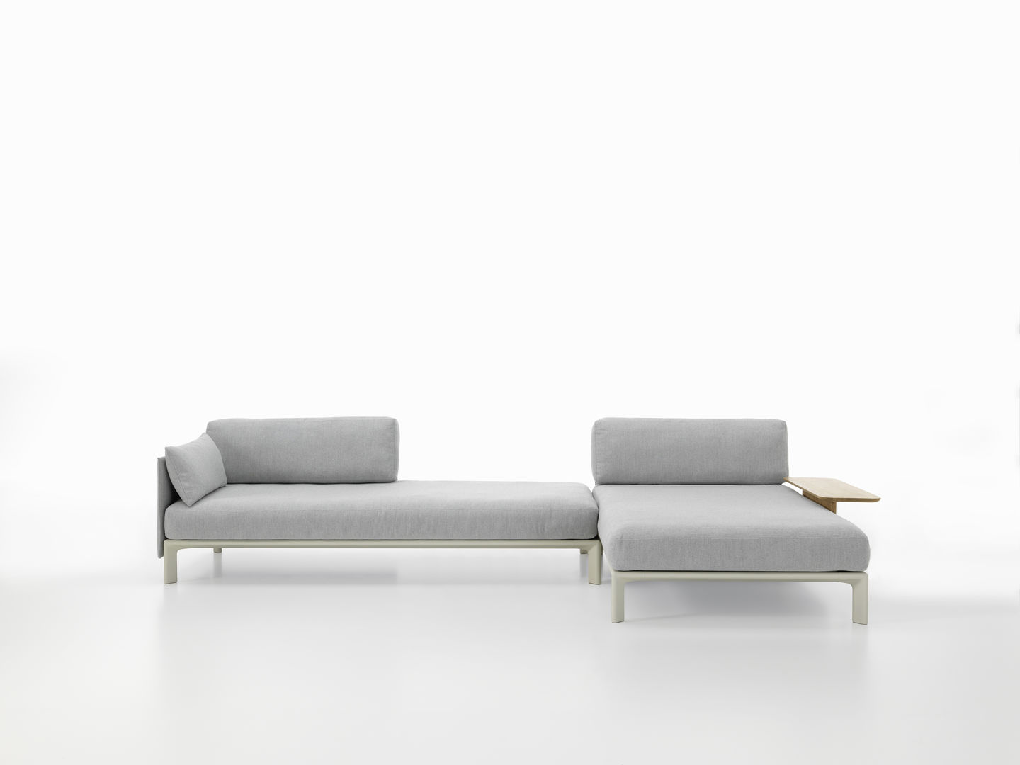 Graues Anagram Sofa von Vitra, modulare Plattform mit Ablagefläche, modernes Design für Wohnzimmer.