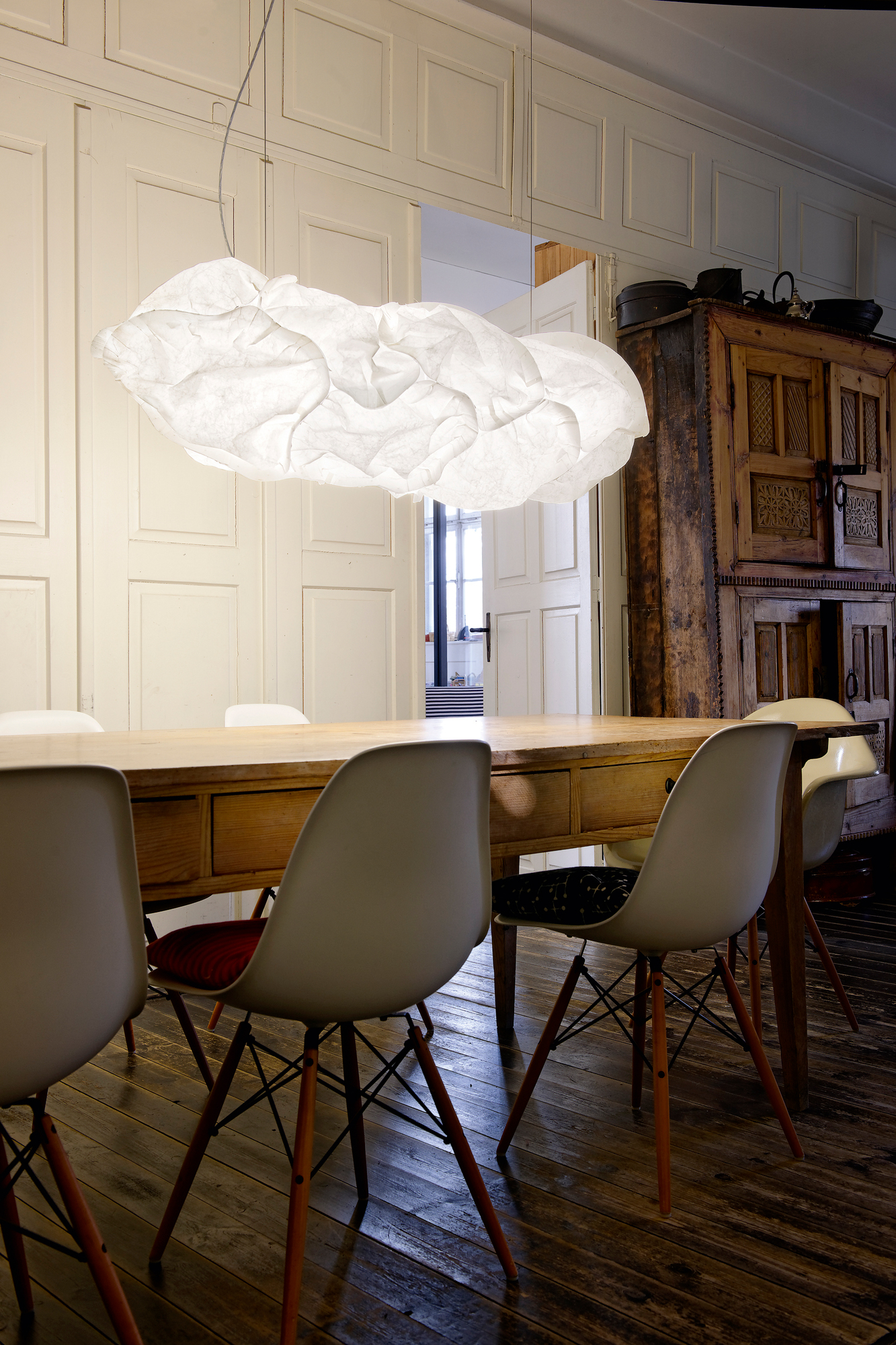 Cloud XL LED Pendelleuchte von Belux über Esstisch, modernes Design für Wohnzimmer und Essbereich.