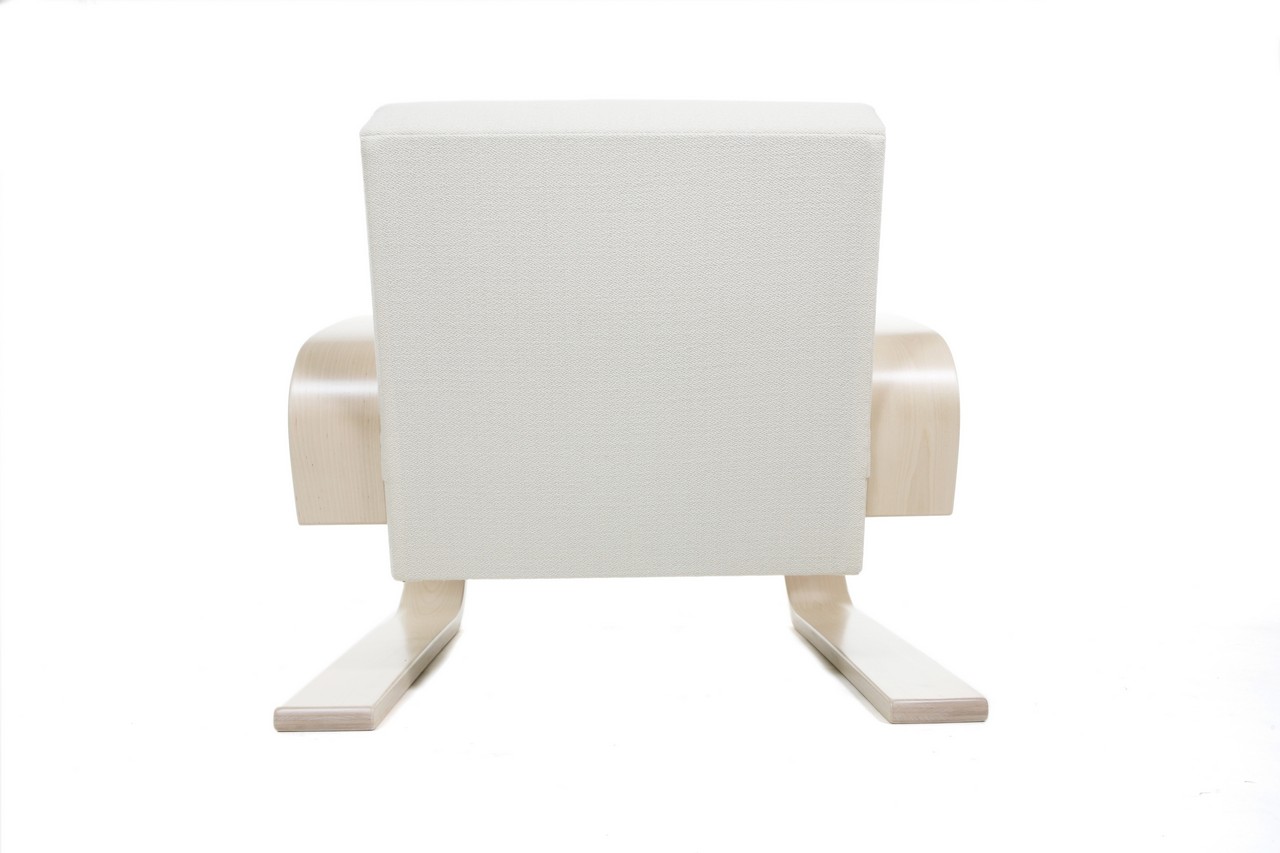 Rückansicht des Artek 400 Sessel Tank mit hellem Stoffbezug und Holzgestell. Designklassiker.