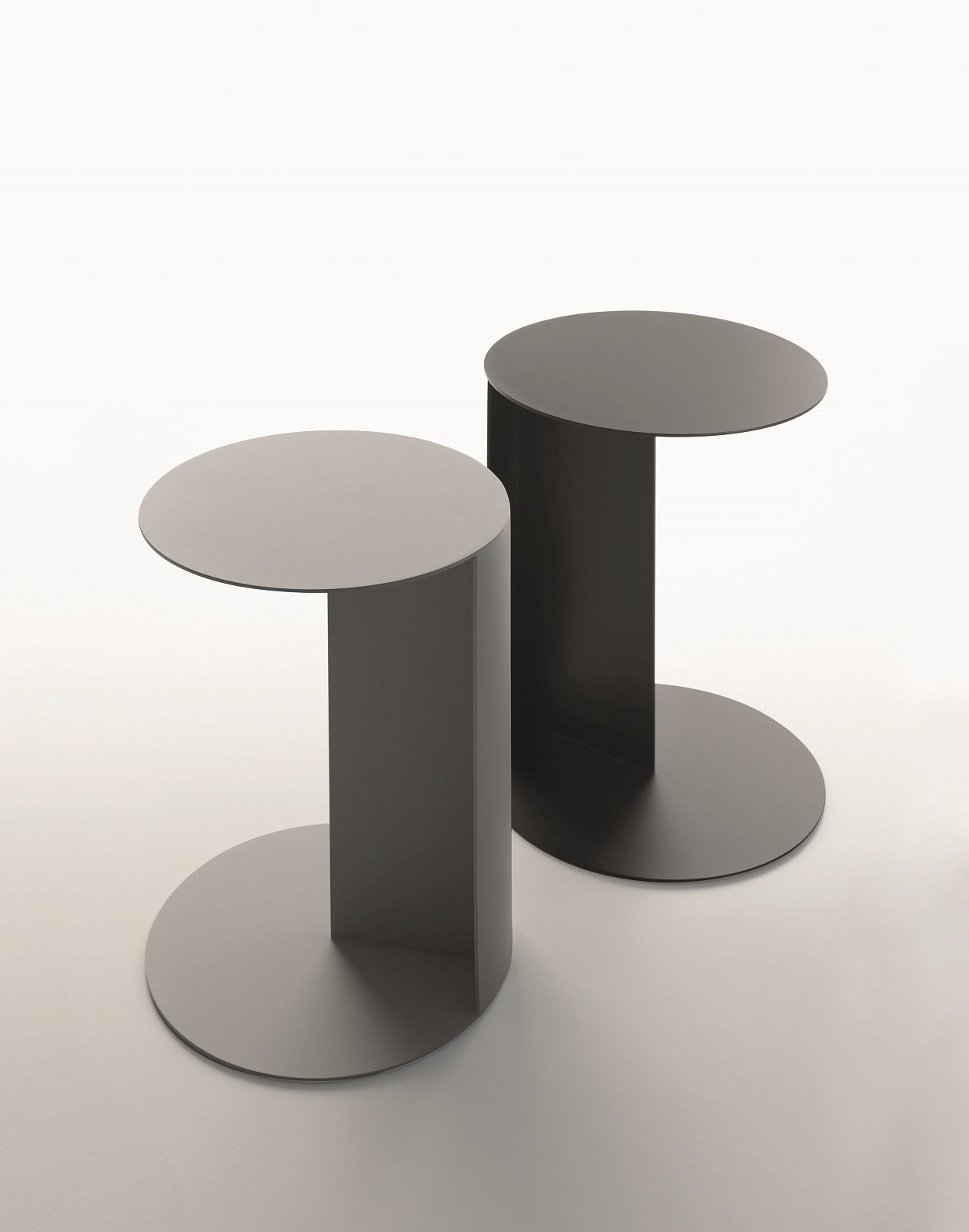 Zwei moderne TO Beistelltische von Plank in Grau und Schwarz, minimalistisches Design.