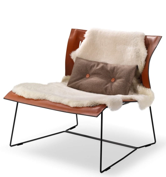 Cuoio Lounge Sessel von Walter Knoll mit braunem Leder, Fell und Kissen.